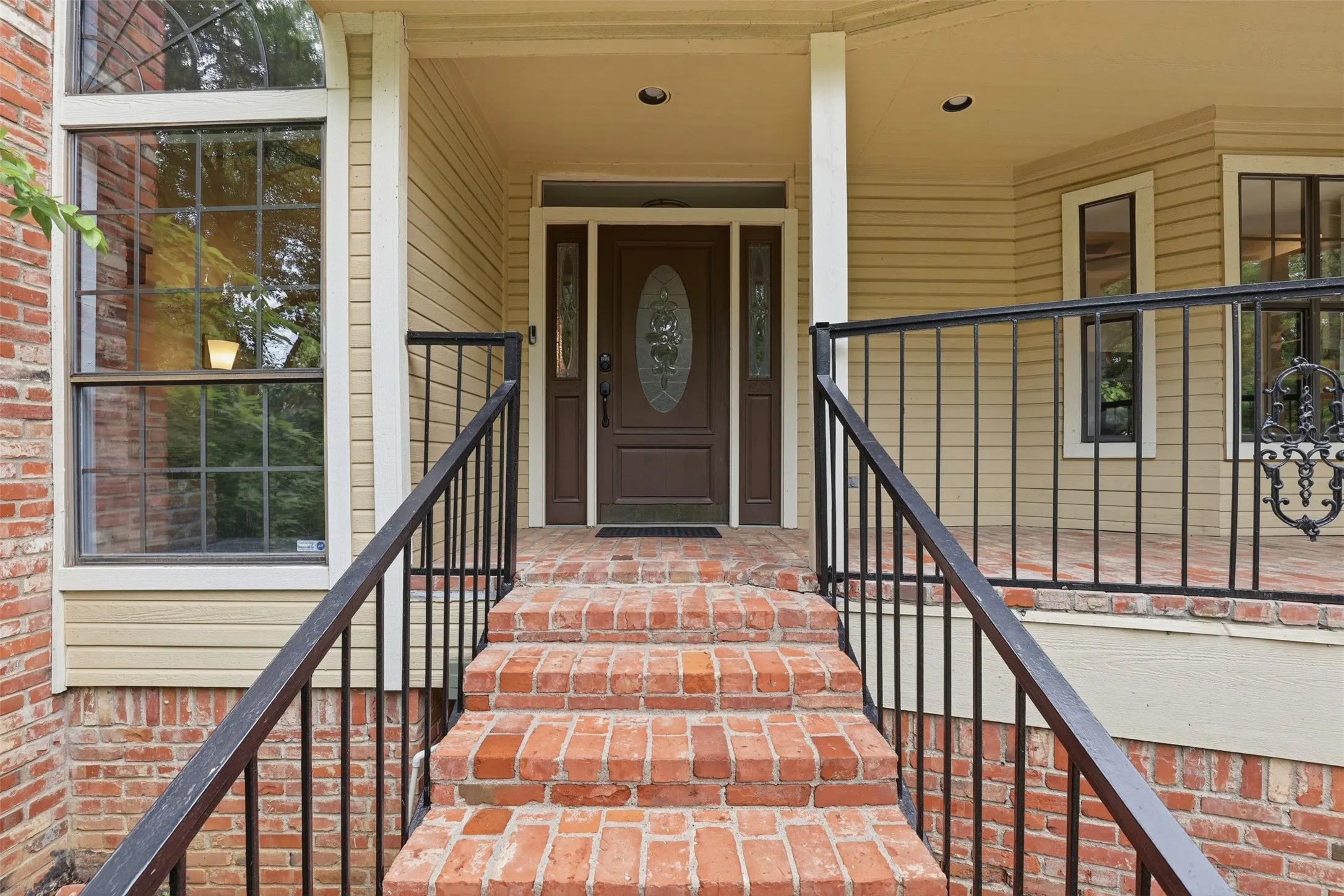 Single Family Residence For Sale in Tarrant County , 1945 Bluebird Avenue, Fort Worth, Texas 76111, 3 Bedroom, 3 Bathroom, 2 Garage spaces, 2,413 Sqft, built in 1987, Preowned, mls#21239573, Real Estate Agent in Fort Worth, Homes For Sale in Tarrant county, Homes For Sale in Fort Worth, Realtor in Fort Worth Texas, Real Estate Brokerage Independent Realty Texas, Luminita Cordes Realtor