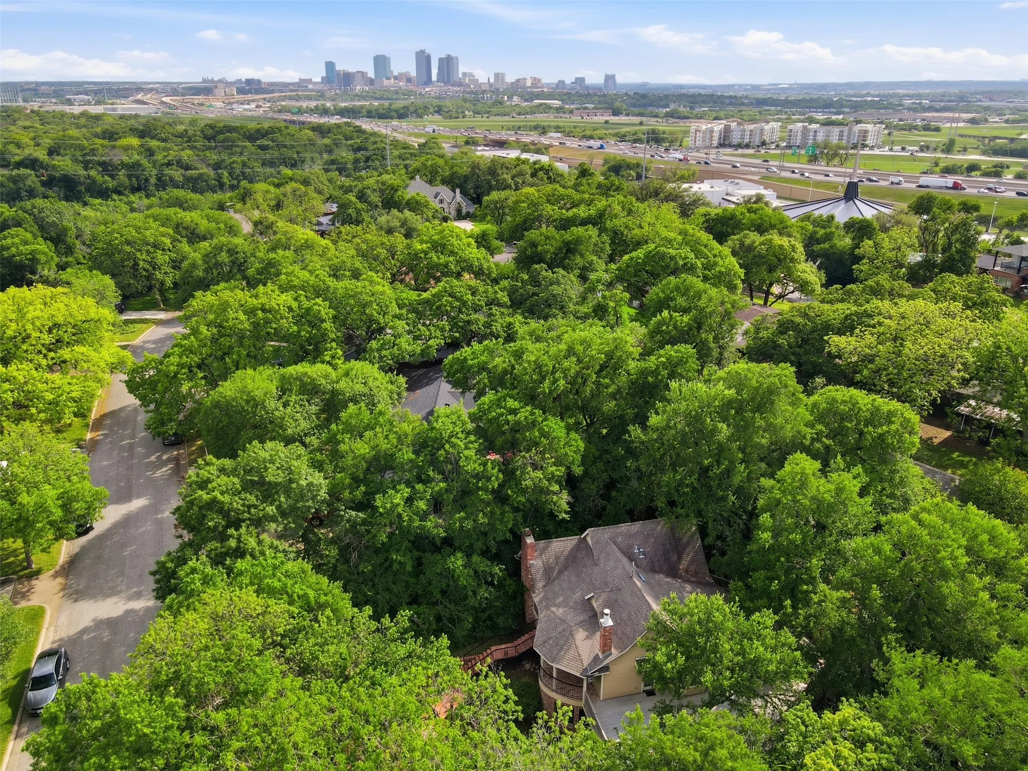 Single Family Residence For Sale in Tarrant County , 1945 Bluebird Avenue, Fort Worth, Texas 76111, 3 Bedroom, 3 Bathroom, 2 Garage spaces, 2,413 Sqft, built in 1987, Preowned, mls#21239573, Real Estate Agent in Fort Worth, Homes For Sale in Tarrant county, Homes For Sale in Fort Worth, Realtor in Fort Worth Texas, Real Estate Brokerage Independent Realty Texas, Luminita Cordes Realtor