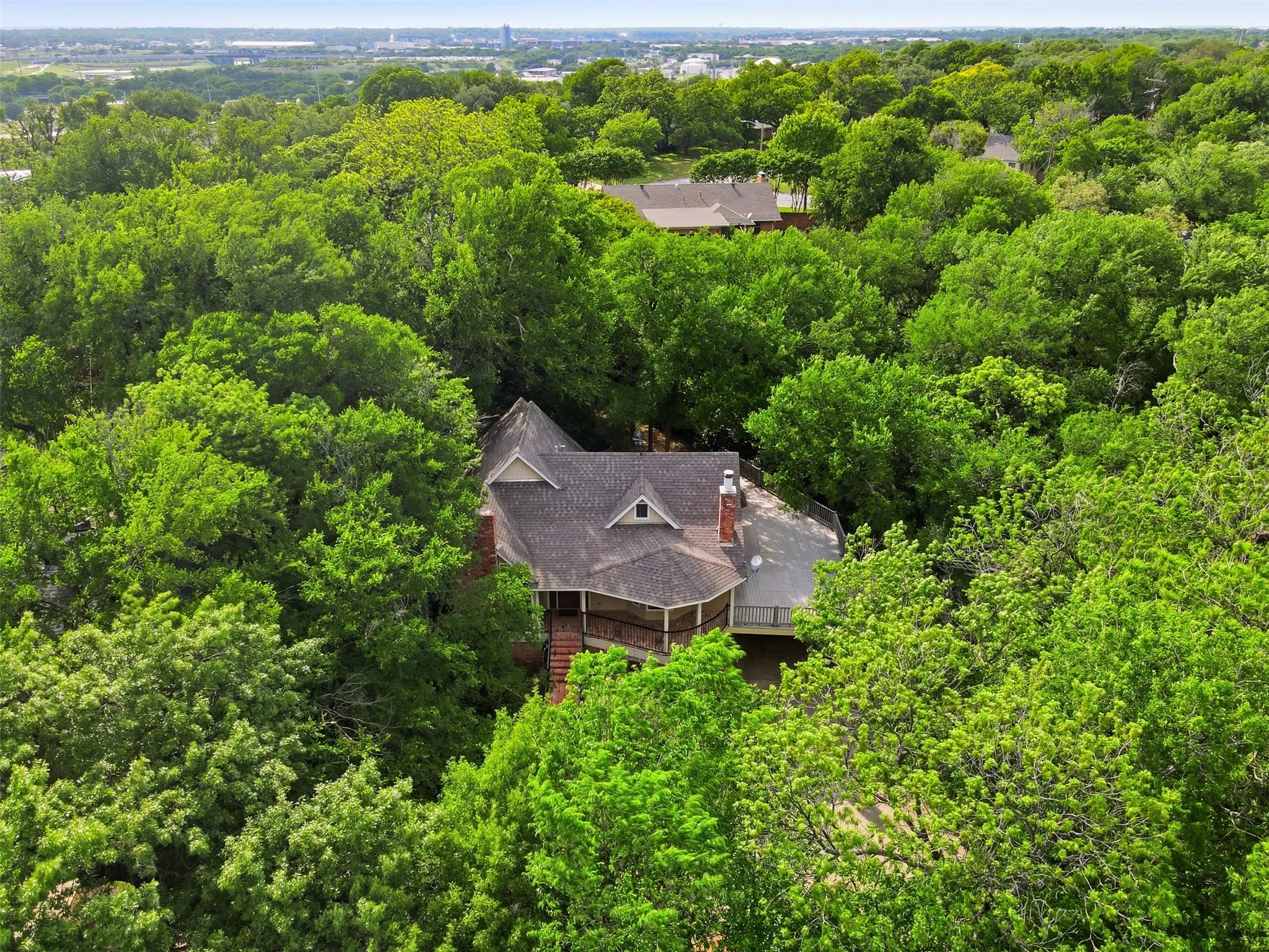 Single Family Residence For Sale in Tarrant County , 1945 Bluebird Avenue, Fort Worth, Texas 76111, 3 Bedroom, 3 Bathroom, 2 Garage spaces, 2,413 Sqft, built in 1987, Preowned, mls#21239573, Real Estate Agent in Fort Worth, Homes For Sale in Tarrant county, Homes For Sale in Fort Worth, Realtor in Fort Worth Texas, Real Estate Brokerage Independent Realty Texas, Luminita Cordes Realtor