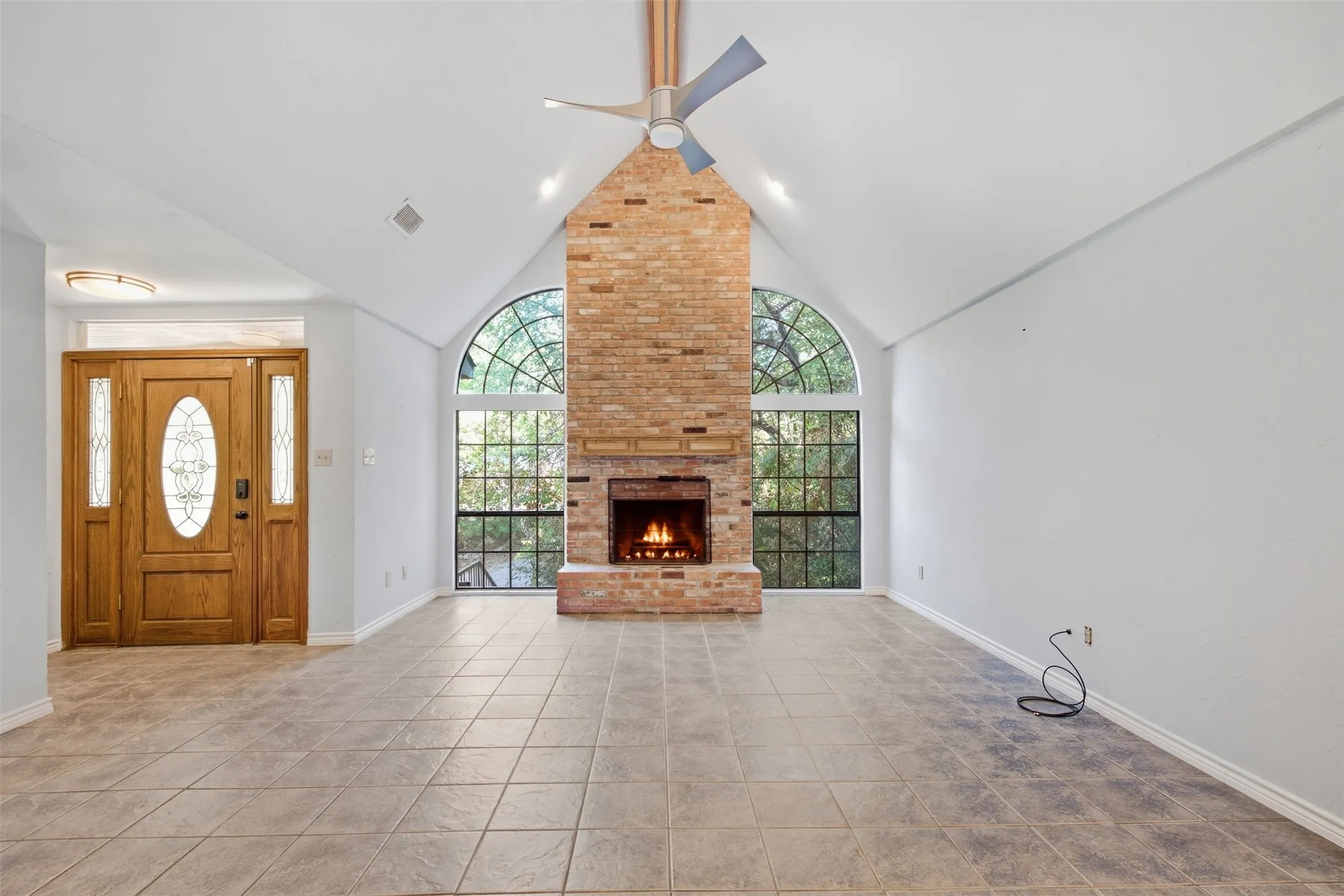 Single Family Residence For Sale in Tarrant County , 1945 Bluebird Avenue, Fort Worth, Texas 76111, 3 Bedroom, 3 Bathroom, 2 Garage spaces, 2,413 Sqft, built in 1987, Preowned, mls#21239573, Real Estate Agent in Fort Worth, Homes For Sale in Tarrant county, Homes For Sale in Fort Worth, Realtor in Fort Worth Texas, Real Estate Brokerage Independent Realty Texas, Luminita Cordes Realtor