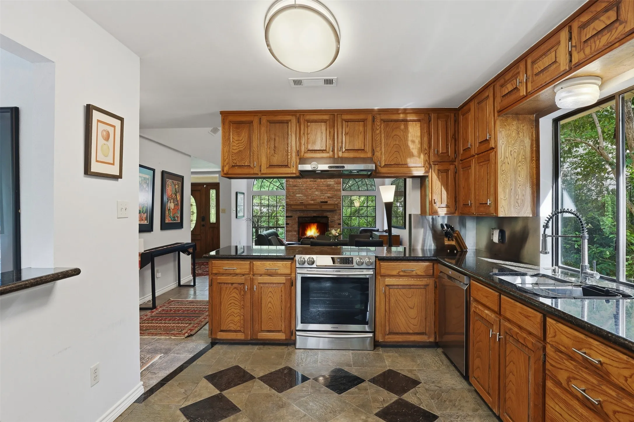 Single Family Residence For Sale in Tarrant County , 1945 Bluebird Avenue, Fort Worth, Texas 76111, 3 Bedroom, 3 Bathroom, 2 Garage spaces, 2,413 Sqft, built in 1987, Preowned, mls#21239573, Real Estate Agent in Fort Worth, Homes For Sale in Tarrant county, Homes For Sale in Fort Worth, Realtor in Fort Worth Texas, Real Estate Brokerage Independent Realty Texas, Luminita Cordes Realtor