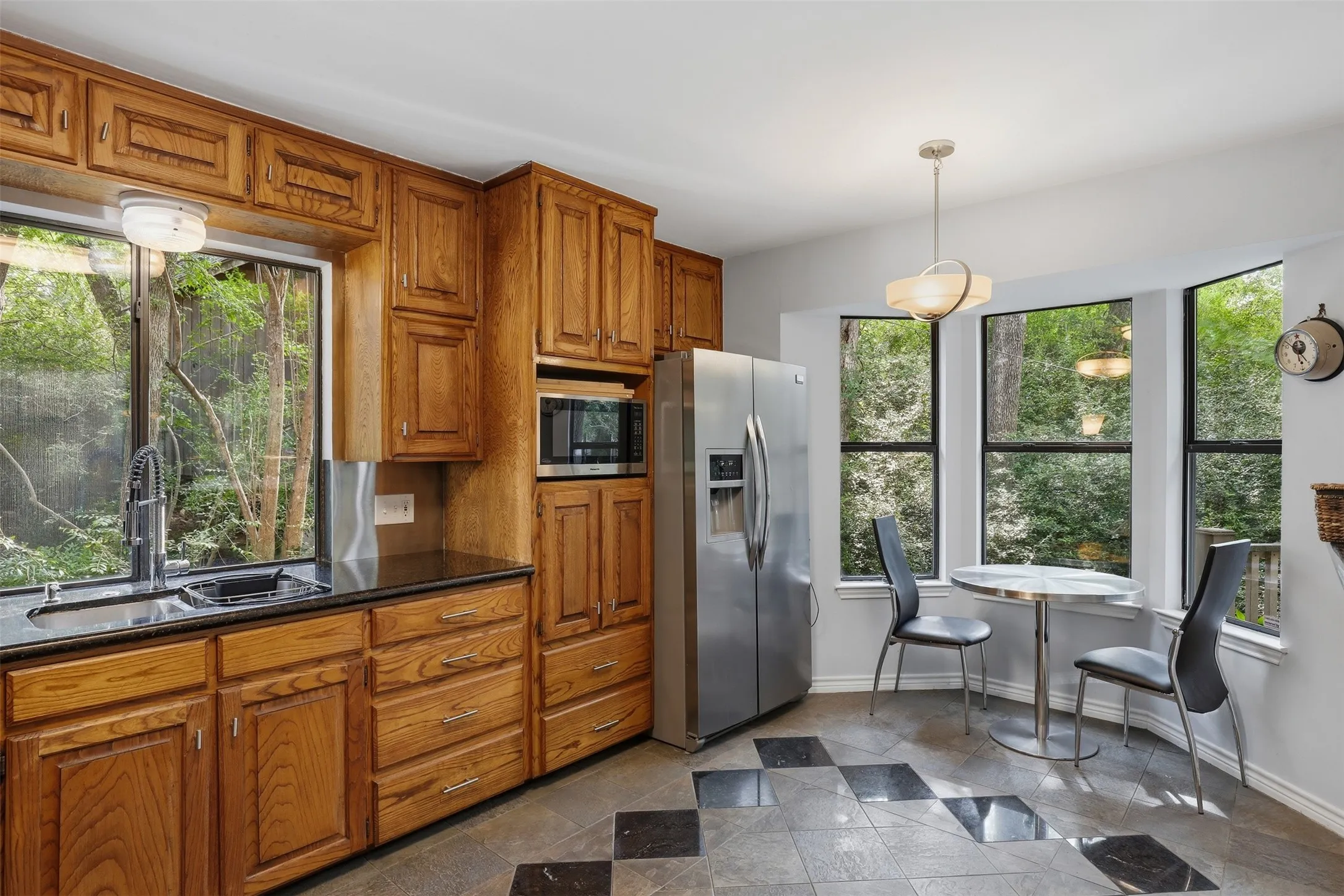 Single Family Residence For Sale in Tarrant County , 1945 Bluebird Avenue, Fort Worth, Texas 76111, 3 Bedroom, 3 Bathroom, 2 Garage spaces, 2,413 Sqft, built in 1987, Preowned, mls#21239573, Real Estate Agent in Fort Worth, Homes For Sale in Tarrant county, Homes For Sale in Fort Worth, Realtor in Fort Worth Texas, Real Estate Brokerage Independent Realty Texas, Luminita Cordes Realtor