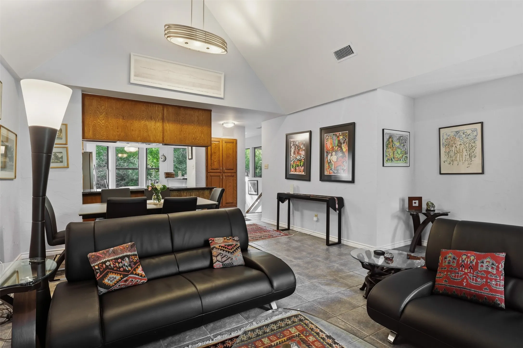 Single Family Residence For Sale in Tarrant County , 1945 Bluebird Avenue, Fort Worth, Texas 76111, 3 Bedroom, 3 Bathroom, 2 Garage spaces, 2,413 Sqft, built in 1987, Preowned, mls#21239573, Real Estate Agent in Fort Worth, Homes For Sale in Tarrant county, Homes For Sale in Fort Worth, Realtor in Fort Worth Texas, Real Estate Brokerage Independent Realty Texas, Luminita Cordes Realtor