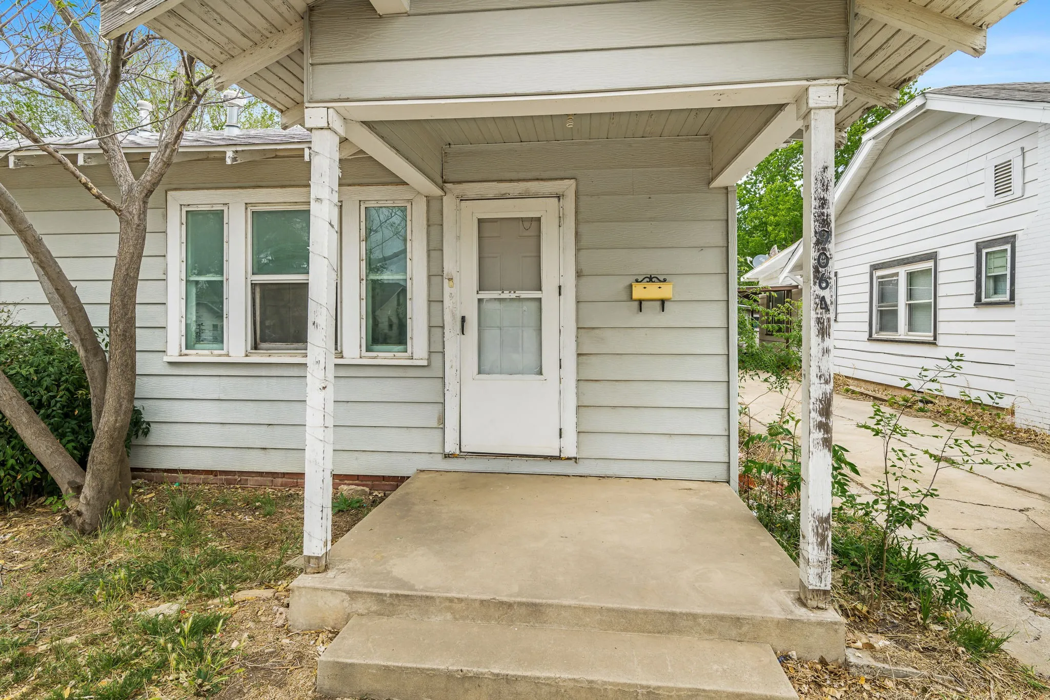 Single Family Residence For Sale in Potter County , 906 S Mississippi Street, Amarillo, Texas 79106, 2 Bedroom, 2 Bathroom, Garage spaces, 1,296 Sqft, built in 1925, mls#21240225, Real Estate Agent in Amarillo, Homes For Sale in Potter county, Homes For Sale in Amarillo, Realtor in Amarillo Texas, Real Estate Brokerage Independent Realty Texas, Luminita Cordes Realtor