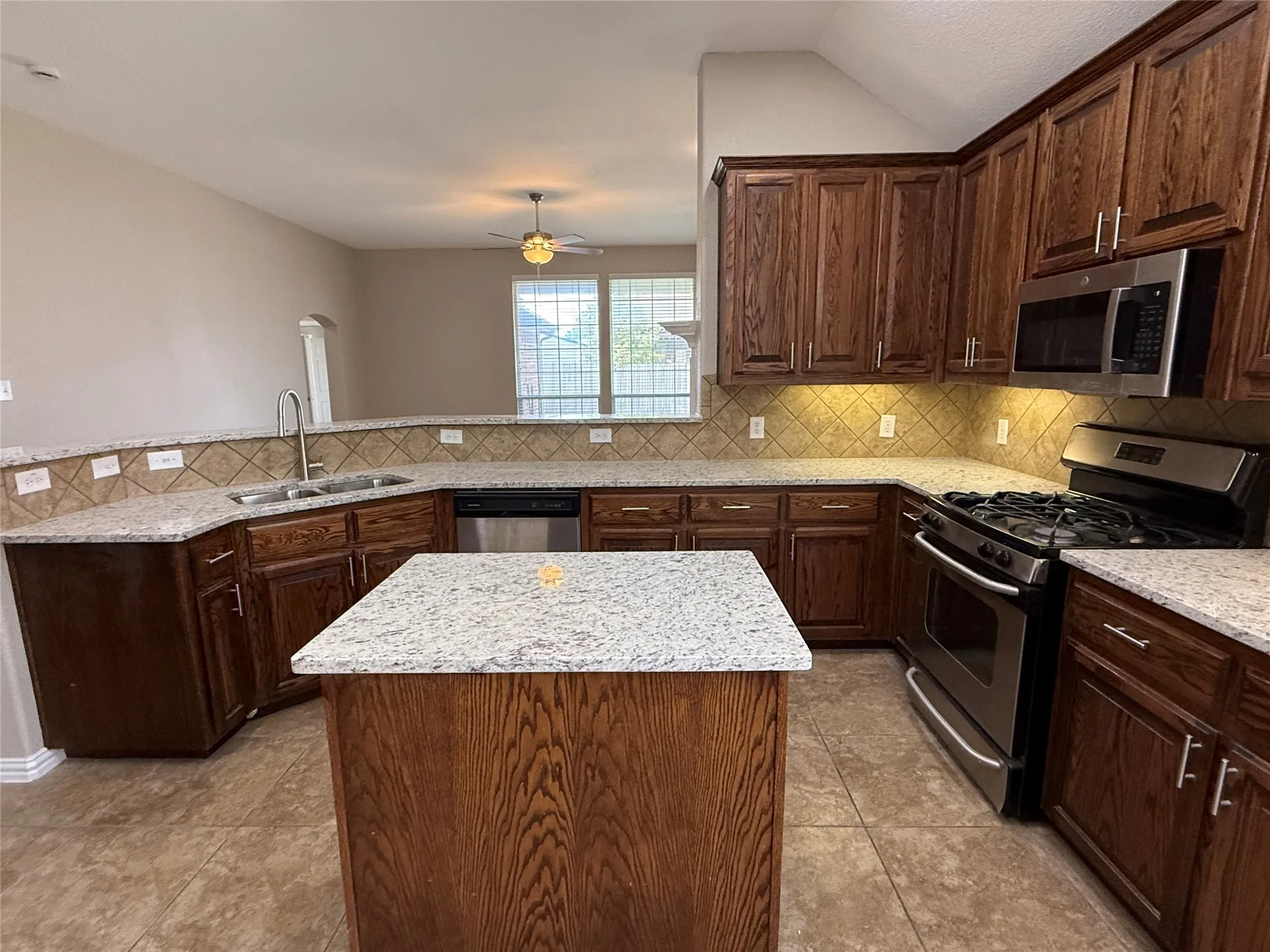 Single Family Residence For Sale in Kaufman County , 108 Cole Street, Forney, Texas 75126, 3 Bedroom, 2 Bathroom, 2 Garage spaces, 1,942 Sqft, built in 2005, Preowned, mls#21233280, Real Estate Agent in Forney, Homes For Sale in Kaufman county, Homes For Sale in Forney, Realtor in Forney Texas, Real Estate Brokerage Independent Realty Texas, Luminita Cordes Realtor