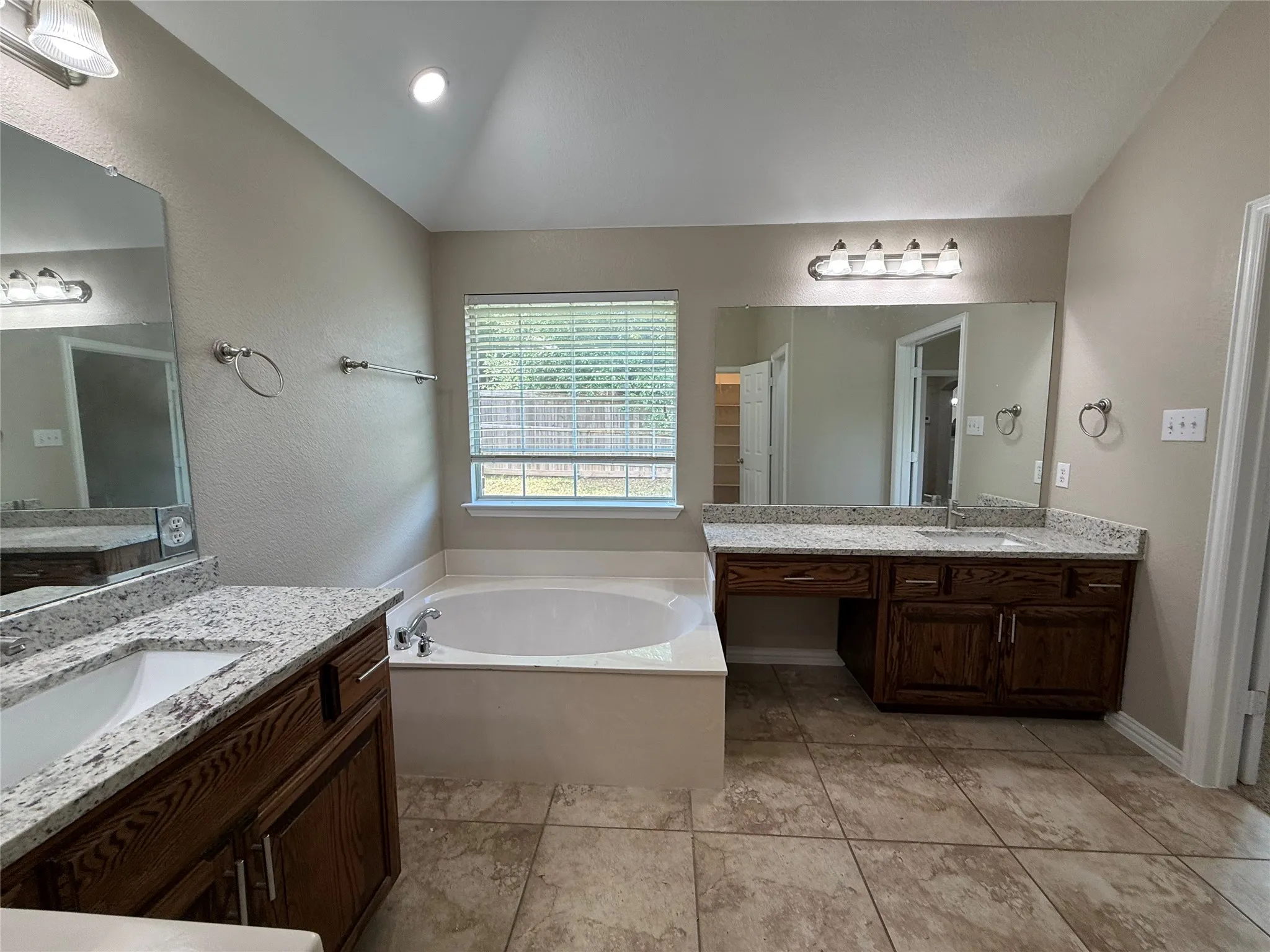 Single Family Residence For Sale in Kaufman County , 108 Cole Street, Forney, Texas 75126, 3 Bedroom, 2 Bathroom, 2 Garage spaces, 1,942 Sqft, built in 2005, Preowned, mls#21233280, Real Estate Agent in Forney, Homes For Sale in Kaufman county, Homes For Sale in Forney, Realtor in Forney Texas, Real Estate Brokerage Independent Realty Texas, Luminita Cordes Realtor