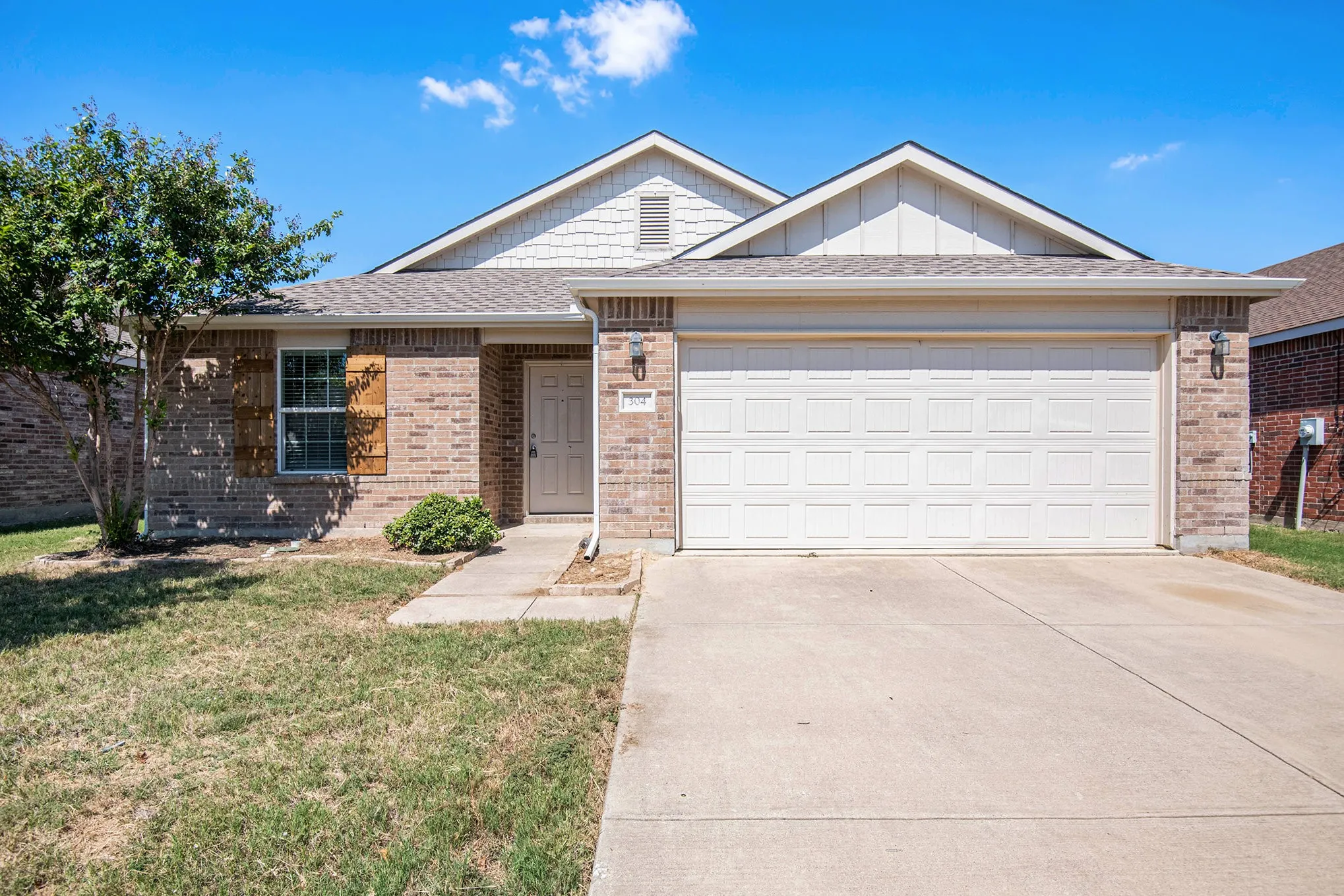 Single Family Residence For Rent in Tarrant County , 304 Chert Lane, Fort Worth, Texas 76131, 3 Bedrooms, 2 Bathrooms, 2 Garage spaces, 1,825 Sqft, built in 2014, Preowned, Price $1,950, mls#21240694, Real Estate Agent in Fort Worth, Homes For Rent in Tarrant county, Homes For Rent in Fort Worth, Realtor in Fort Worth Texas, Real Estate Brokerage Independent Realty Texas, Luminita Cordes Realtor