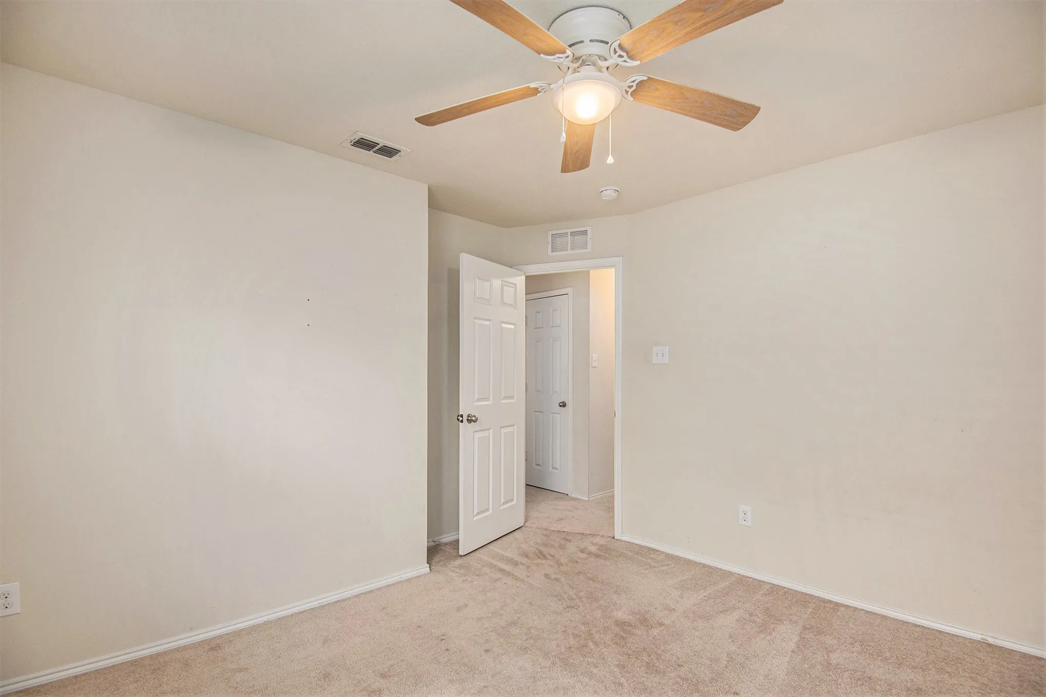 Single Family Residence For Rent in Tarrant County , 304 Chert Lane, Fort Worth, Texas 76131, 3 Bedrooms, 2 Bathrooms, 2 Garage spaces, 1,825 Sqft, built in 2014, Preowned, Price $1,950, mls#21240694, Real Estate Agent in Fort Worth, Homes For Rent in Tarrant county, Homes For Rent in Fort Worth, Realtor in Fort Worth Texas, Real Estate Brokerage Independent Realty Texas, Luminita Cordes Realtor