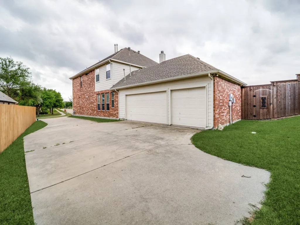 Single Family Residence For Sale in Dallas County , 4317 Sea View Drive, Garland, Texas 75043, 5 Bedroom, 4 Bathroom, 3 Garage spaces, 4,011 Sqft, built in 2004, Preowned, mls#21239172, Real Estate Agent in Garland, Homes For Sale in Dallas county, Homes For Sale in Garland, Realtor in Garland Texas, Real Estate Brokerage Independent Realty Texas, Luminita Cordes Realtor