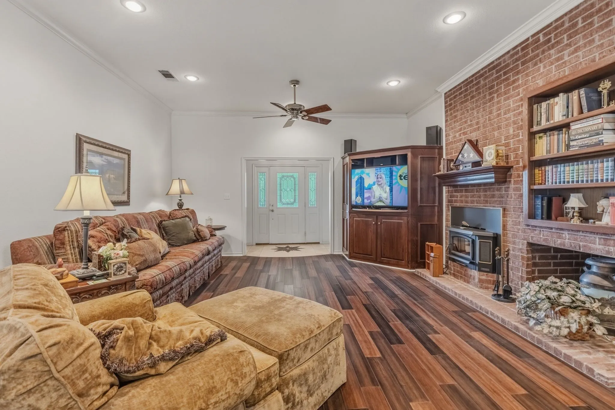 Living area with hardwood flooring, recessed lighting, and a ceiling fan