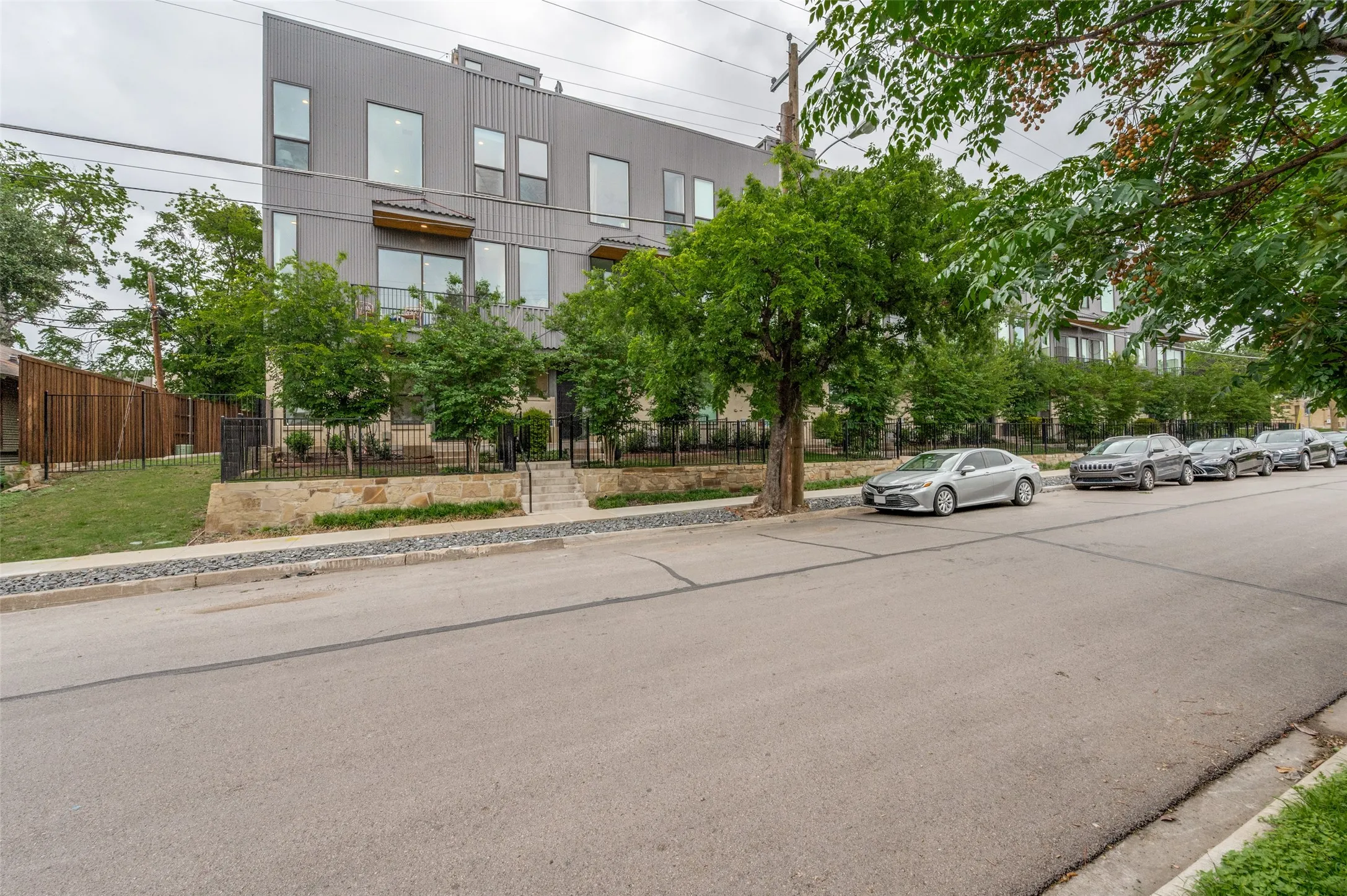 Condominium For Sale in Dallas County , 1916 Annex Avenue, Dallas, Texas 75204, 3 Bedrooms, 4 Bathrooms, 2 Garage spaces, 2,000 Sqft, built in 2022, Preowned, Price $720,000, mls#21239916, Real Estate Agent in Dallas, Homes For Sale in Dallas county, Homes For Sale in Dallas, Realtor in Dallas Texas, Real Estate Brokerage Independent Realty Texas, Luminita Cordes Realtor