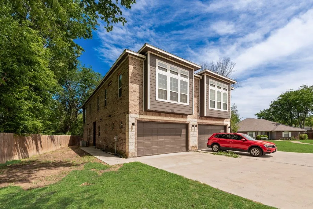 Single Family Residence For Sale in Dallas County , 215 Idle Creek Lane, De Soto, Texas 75115, 6 Bedroom, 4 Bathroom, 2 Garage spaces, 4,450 Sqft, built in 2021, Preowned, mls#21239519, Real Estate Agent in De Soto, Homes For Sale in Dallas county, Homes For Sale in De Soto, Realtor in De Soto Texas, Real Estate Brokerage Independent Realty Texas, Luminita Cordes Realtor