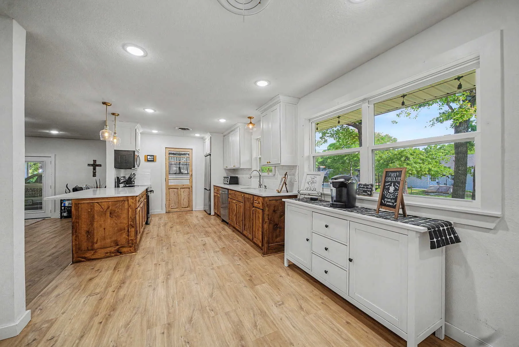 Single Family Residence For Sale in Palo Pinto County , 401 NW 32nd Street, Mineral Wells, Texas 76067, 3 Bedrooms, 2 Bathrooms, Garage spaces, 2,238 Sqft, built in 1963, Preowned, Price $320,000, mls#21240131, Real Estate Agent in Mineral Wells, Homes For Sale in Palo Pinto county, Homes For Sale in Mineral Wells, Realtor in Mineral Wells Texas, Real Estate Brokerage Independent Realty Texas, Luminita Cordes Realtor
