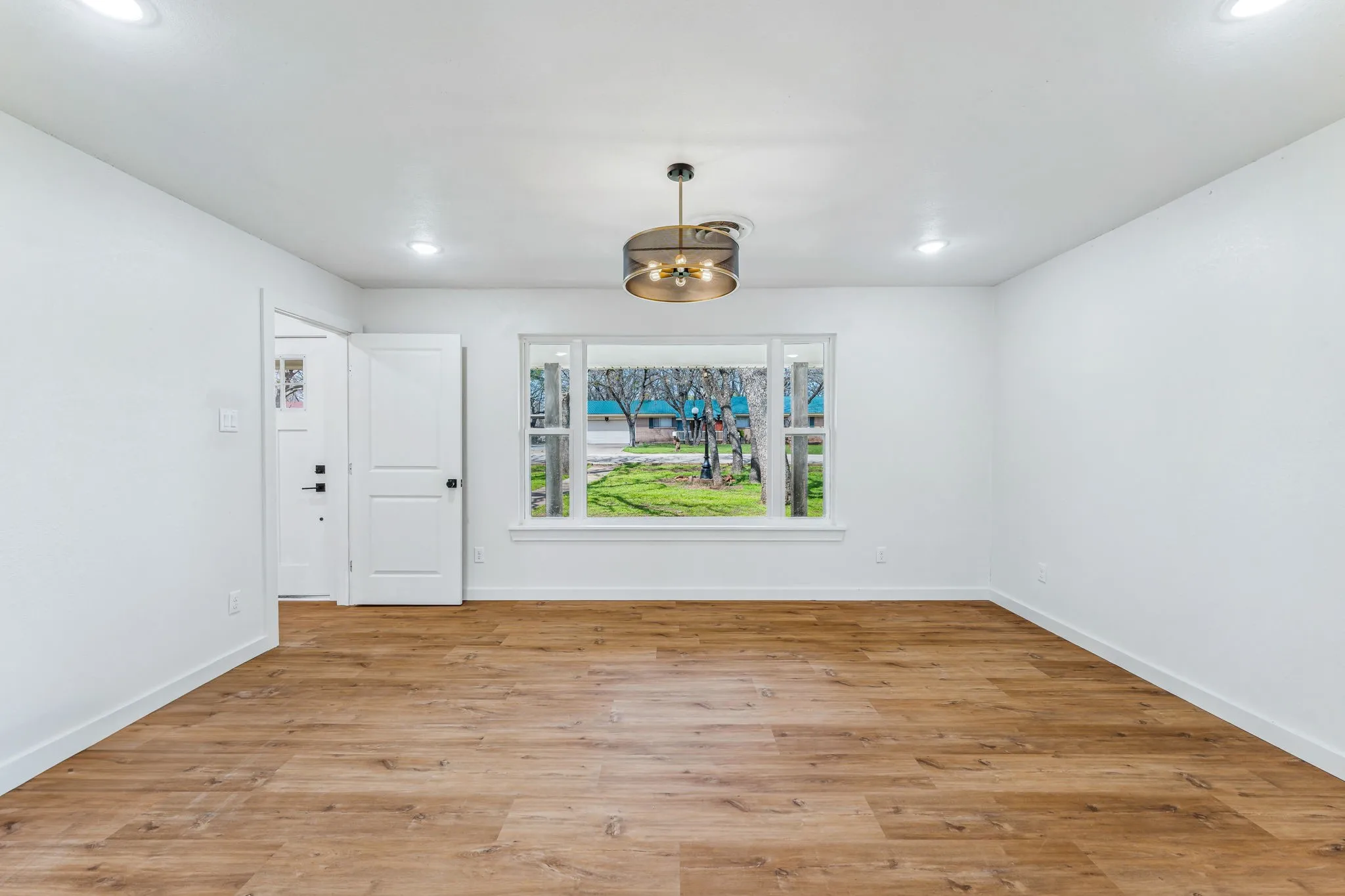 Single Family Residence For Sale in Palo Pinto County , 401 NW 32nd Street, Mineral Wells, Texas 76067, 3 Bedrooms, 2 Bathrooms, Garage spaces, 2,238 Sqft, built in 1963, Preowned, Price $320,000, mls#21240131, Real Estate Agent in Mineral Wells, Homes For Sale in Palo Pinto county, Homes For Sale in Mineral Wells, Realtor in Mineral Wells Texas, Real Estate Brokerage Independent Realty Texas, Luminita Cordes Realtor