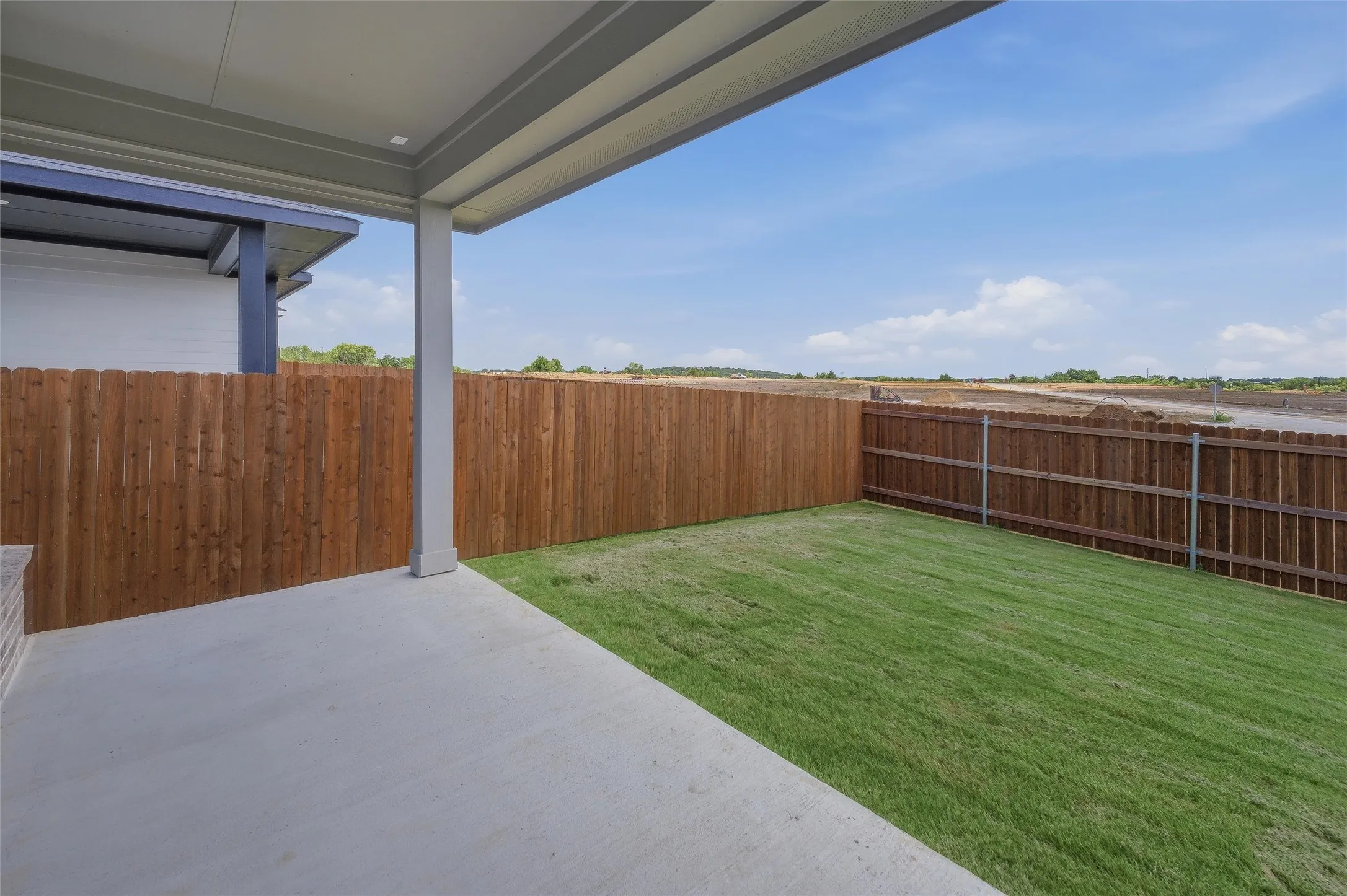 Covered patio featuring a concrete surface