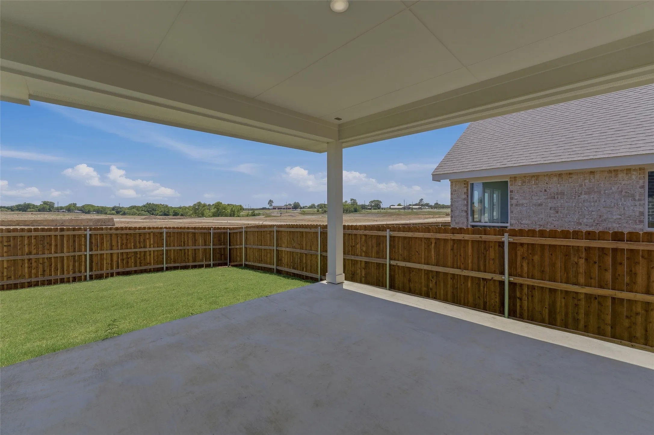 Covered patio with a concrete surface