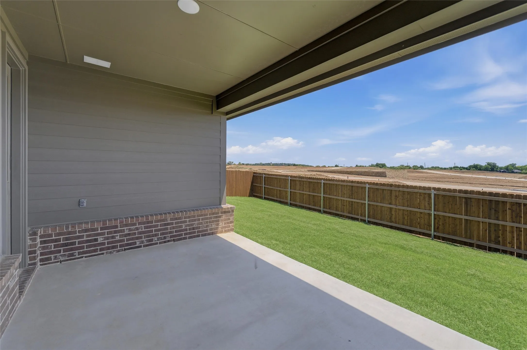 Covered patio featuring a concrete slab and recessed lighting