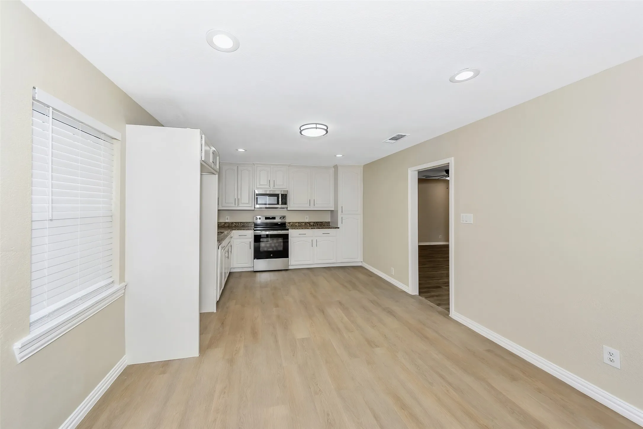 Single Family Residence For Sale in Tarrant County , 5924 Angus Drive, Fort Worth, Texas 76179, 4 Bedroom, 2 Bathroom, 2 Garage spaces, 1,752 Sqft, built in 1990, Preowned, mls#21240810, Real Estate Agent in Fort Worth, Homes For Sale in Tarrant county, Homes For Sale in Fort Worth, Realtor in Fort Worth Texas, Real Estate Brokerage Independent Realty Texas, Luminita Cordes Realtor