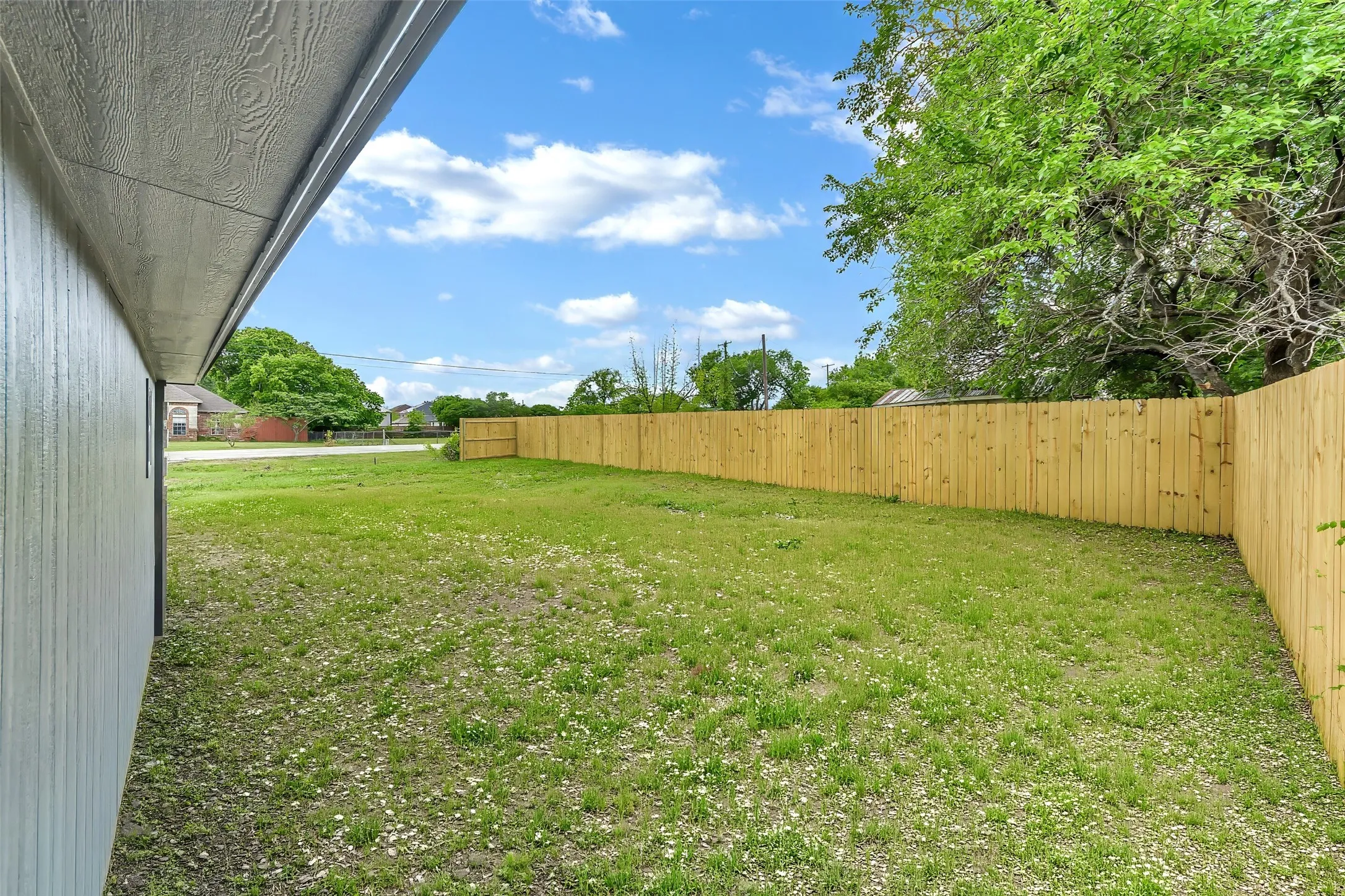 Single Family Residence For Sale in Tarrant County , 5924 Angus Drive, Fort Worth, Texas 76179, 4 Bedroom, 2 Bathroom, 2 Garage spaces, 1,752 Sqft, built in 1990, Preowned, mls#21240810, Real Estate Agent in Fort Worth, Homes For Sale in Tarrant county, Homes For Sale in Fort Worth, Realtor in Fort Worth Texas, Real Estate Brokerage Independent Realty Texas, Luminita Cordes Realtor