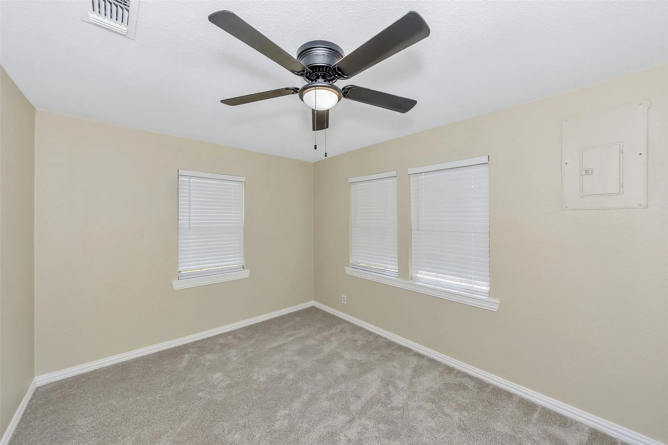 Single Family Residence For Sale in Tarrant County , 5924 Angus Drive, Fort Worth, Texas 76179, 4 Bedroom, 2 Bathroom, 2 Garage spaces, 1,752 Sqft, built in 1990, Preowned, mls#21240810, Real Estate Agent in Fort Worth, Homes For Sale in Tarrant county, Homes For Sale in Fort Worth, Realtor in Fort Worth Texas, Real Estate Brokerage Independent Realty Texas, Luminita Cordes Realtor