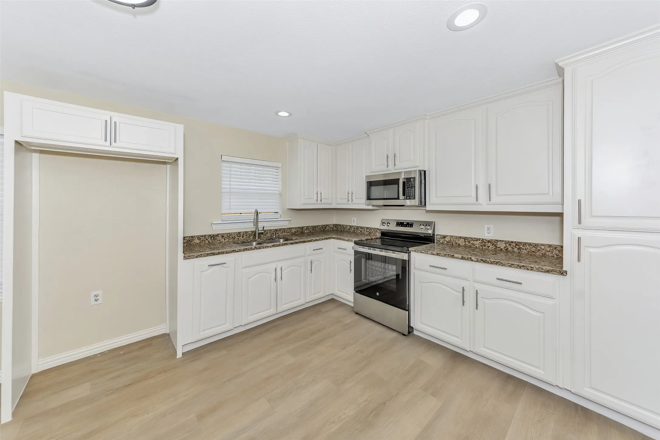 Single Family Residence For Sale in Tarrant County , 5924 Angus Drive, Fort Worth, Texas 76179, 4 Bedroom, 2 Bathroom, 2 Garage spaces, 1,752 Sqft, built in 1990, Preowned, mls#21240810, Real Estate Agent in Fort Worth, Homes For Sale in Tarrant county, Homes For Sale in Fort Worth, Realtor in Fort Worth Texas, Real Estate Brokerage Independent Realty Texas, Luminita Cordes Realtor