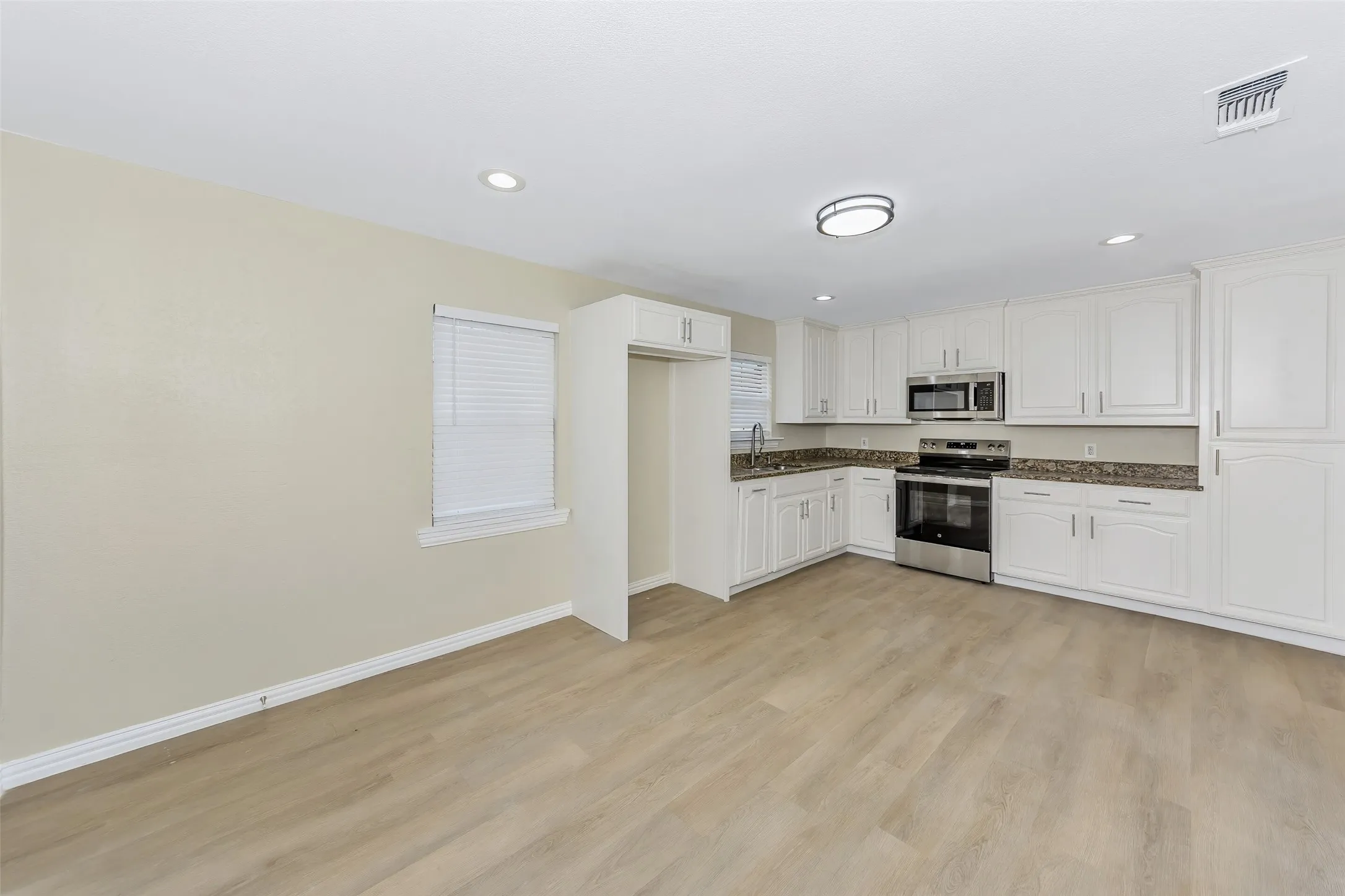 Single Family Residence For Sale in Tarrant County , 5924 Angus Drive, Fort Worth, Texas 76179, 4 Bedroom, 2 Bathroom, 2 Garage spaces, 1,752 Sqft, built in 1990, Preowned, mls#21240810, Real Estate Agent in Fort Worth, Homes For Sale in Tarrant county, Homes For Sale in Fort Worth, Realtor in Fort Worth Texas, Real Estate Brokerage Independent Realty Texas, Luminita Cordes Realtor