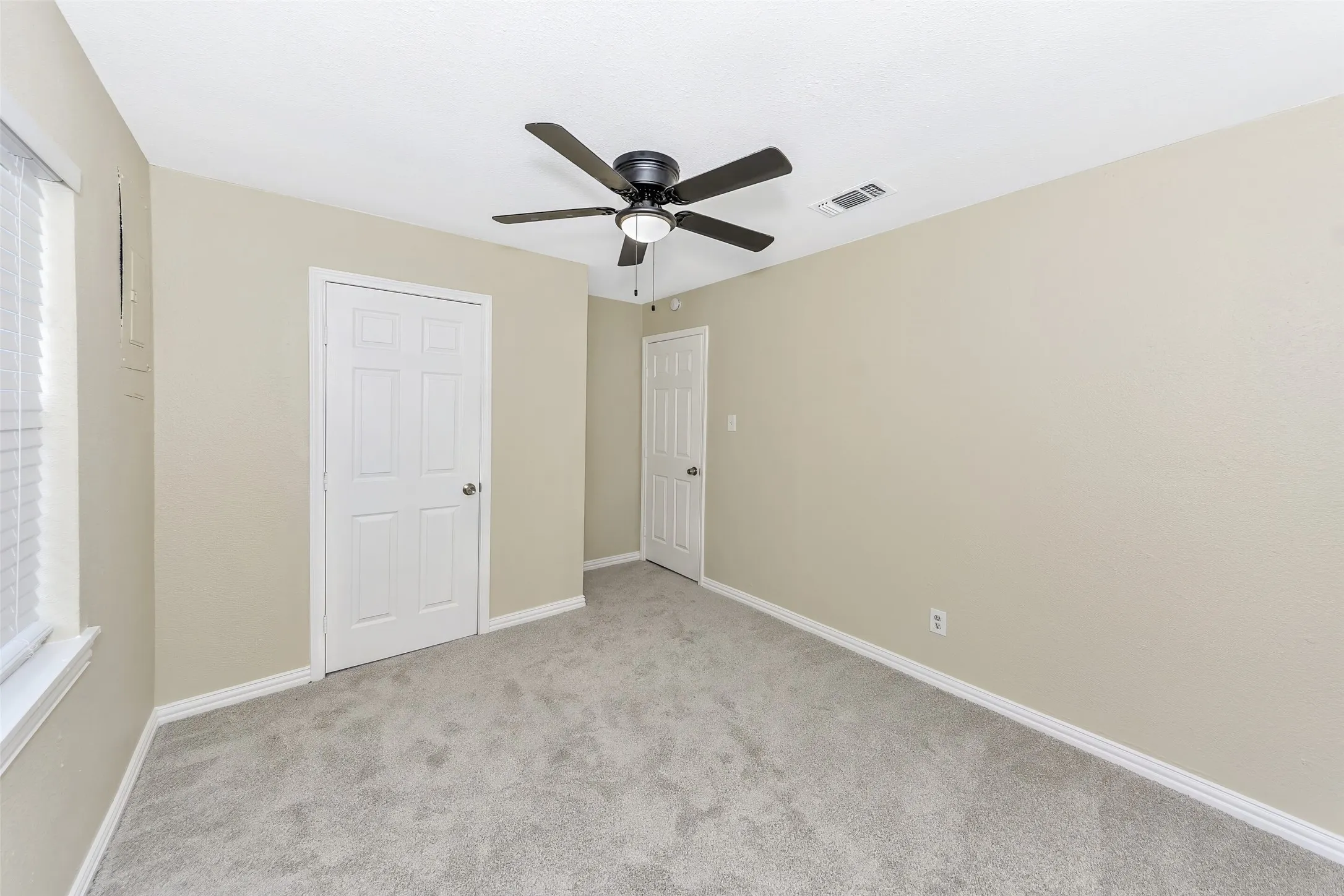 Single Family Residence For Sale in Tarrant County , 5924 Angus Drive, Fort Worth, Texas 76179, 4 Bedroom, 2 Bathroom, 2 Garage spaces, 1,752 Sqft, built in 1990, Preowned, mls#21240810, Real Estate Agent in Fort Worth, Homes For Sale in Tarrant county, Homes For Sale in Fort Worth, Realtor in Fort Worth Texas, Real Estate Brokerage Independent Realty Texas, Luminita Cordes Realtor