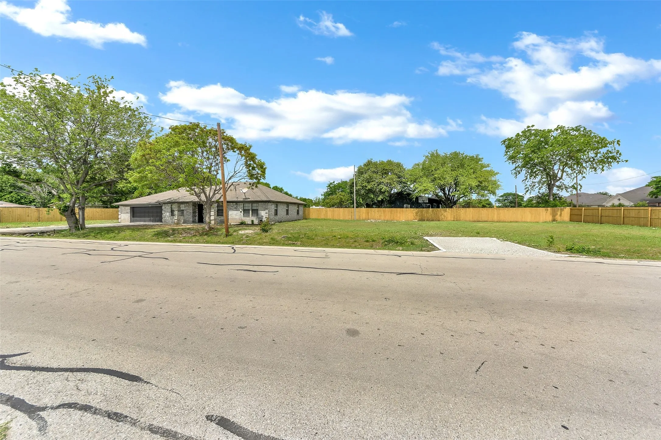 Single Family Residence For Sale in Tarrant County , 5924 Angus Drive, Fort Worth, Texas 76179, 4 Bedroom, 2 Bathroom, 2 Garage spaces, 1,752 Sqft, built in 1990, Preowned, mls#21240810, Real Estate Agent in Fort Worth, Homes For Sale in Tarrant county, Homes For Sale in Fort Worth, Realtor in Fort Worth Texas, Real Estate Brokerage Independent Realty Texas, Luminita Cordes Realtor