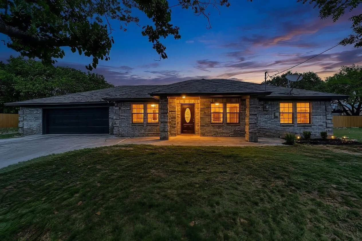 Single Family Residence For Sale in Tarrant County , 5924 Angus Drive, Fort Worth, Texas 76179, 4 Bedroom, 2 Bathroom, 2 Garage spaces, 1,752 Sqft, built in 1990, Preowned, mls#21240810, Real Estate Agent in Fort Worth, Homes For Sale in Tarrant county, Homes For Sale in Fort Worth, Realtor in Fort Worth Texas, Real Estate Brokerage Independent Realty Texas, Luminita Cordes Realtor