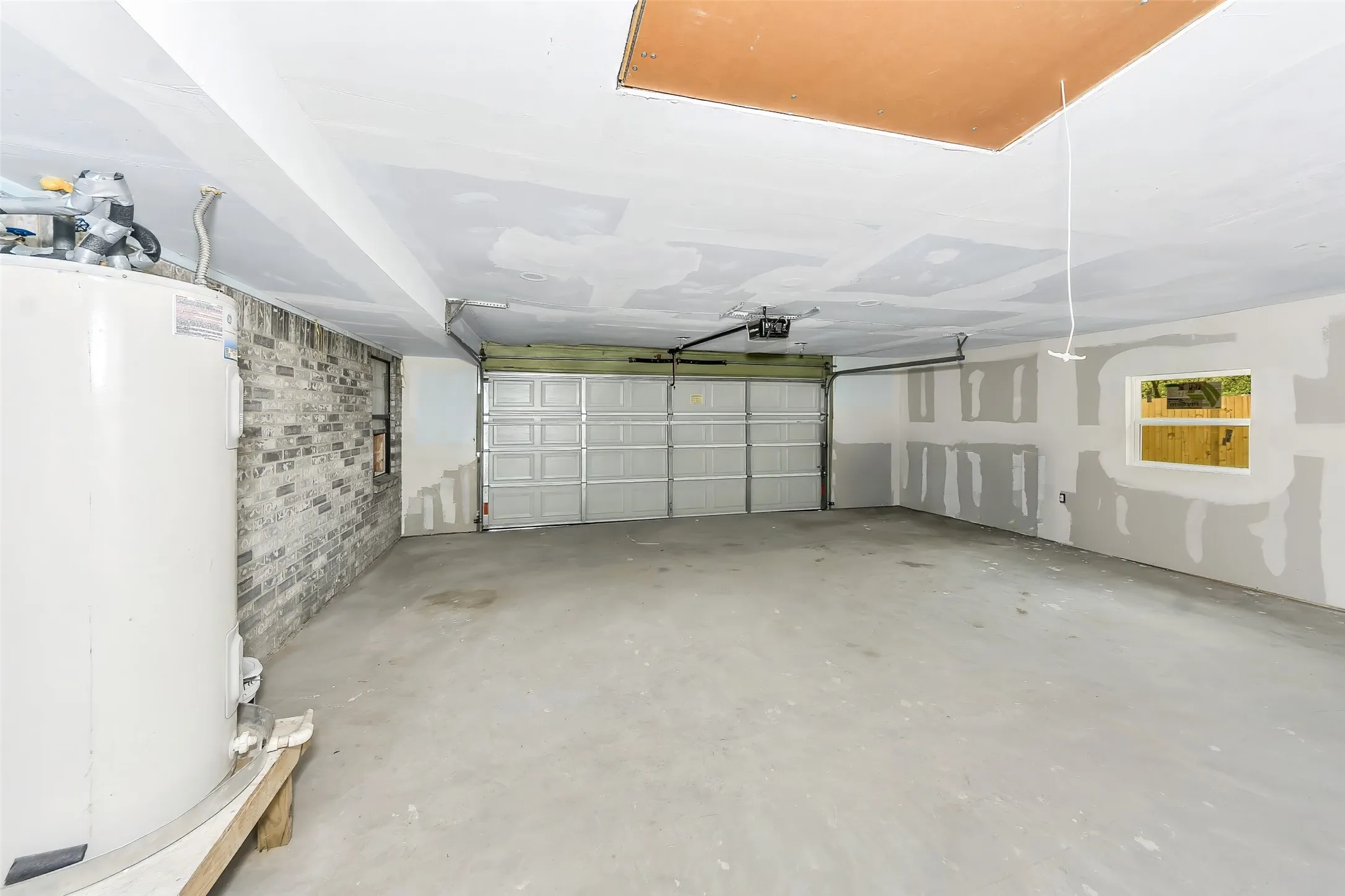 Single Family Residence For Sale in Tarrant County , 5924 Angus Drive, Fort Worth, Texas 76179, 4 Bedroom, 2 Bathroom, 2 Garage spaces, 1,752 Sqft, built in 1990, Preowned, mls#21240810, Real Estate Agent in Fort Worth, Homes For Sale in Tarrant county, Homes For Sale in Fort Worth, Realtor in Fort Worth Texas, Real Estate Brokerage Independent Realty Texas, Luminita Cordes Realtor