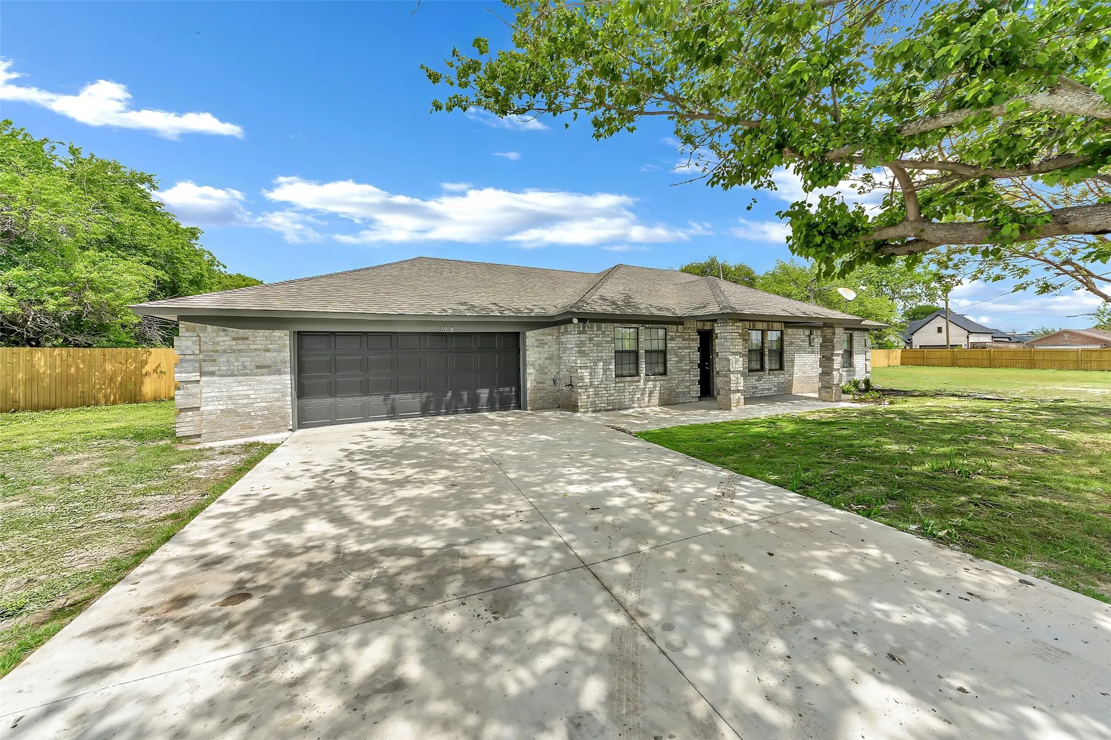 Single Family Residence For Sale in Tarrant County , 5924 Angus Drive, Fort Worth, Texas 76179, 4 Bedroom, 2 Bathroom, 2 Garage spaces, 1,752 Sqft, built in 1990, Preowned, mls#21240810, Real Estate Agent in Fort Worth, Homes For Sale in Tarrant county, Homes For Sale in Fort Worth, Realtor in Fort Worth Texas, Real Estate Brokerage Independent Realty Texas, Luminita Cordes Realtor