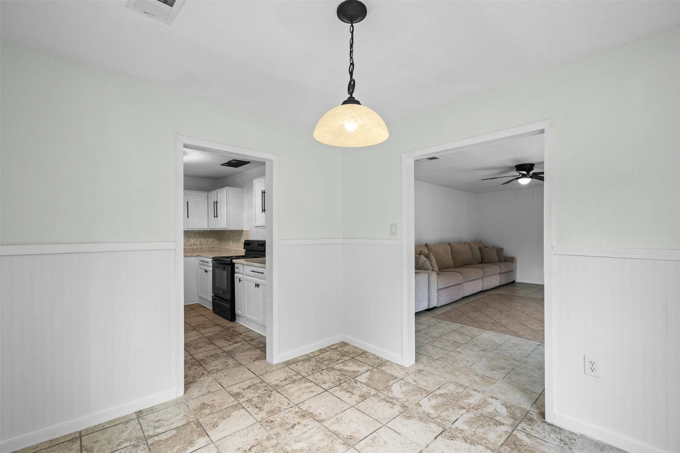 Single Family Residence For Sale in Tarrant County , 1800 Brook Hollow Drive, Fort Worth, Texas 76114, 3 Bedroom, 1 Bathroom, 1 Garage spaces, 1,251 Sqft, built in 1947, Price $245,000, mls#21240905, Real Estate Agent in Fort Worth, Homes For Sale in Tarrant county, Homes For Sale in Fort Worth, Realtor in Fort Worth Texas, Real Estate Brokerage Independent Realty Texas, Luminita Cordes Realtor