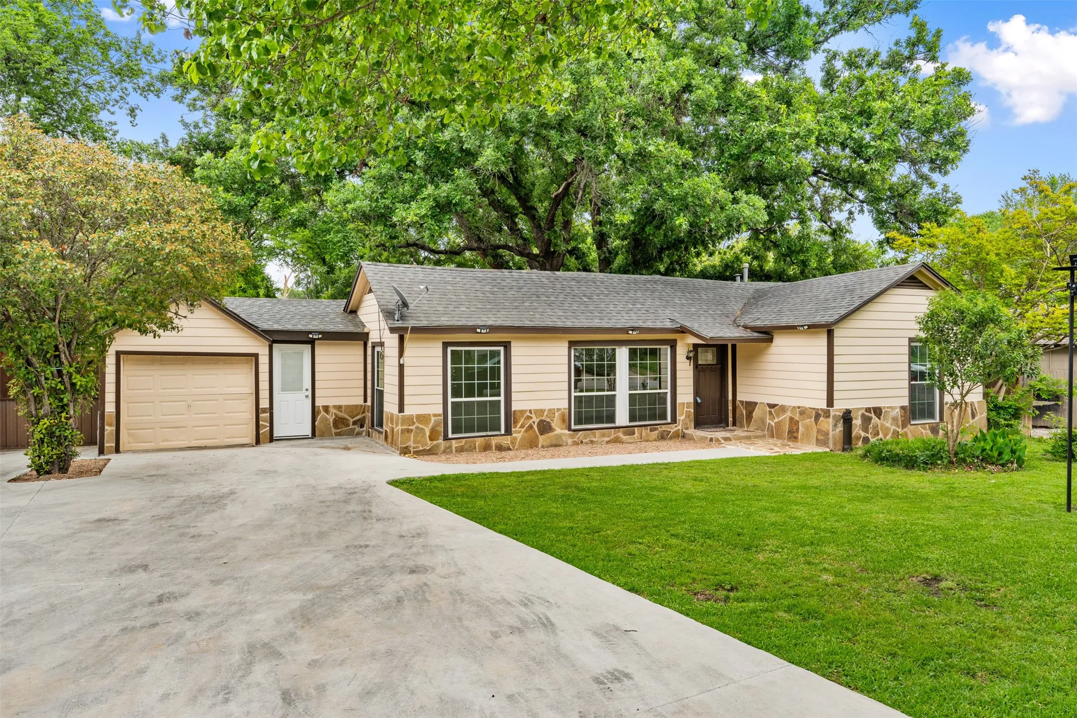 Single Family Residence For Sale in Tarrant County , 1800 Brook Hollow Drive, Fort Worth, Texas 76114, 3 Bedroom, 1 Bathroom, 1 Garage spaces, 1,251 Sqft, built in 1947, Price $245,000, mls#21240905, Real Estate Agent in Fort Worth, Homes For Sale in Tarrant county, Homes For Sale in Fort Worth, Realtor in Fort Worth Texas, Real Estate Brokerage Independent Realty Texas, Luminita Cordes Realtor
