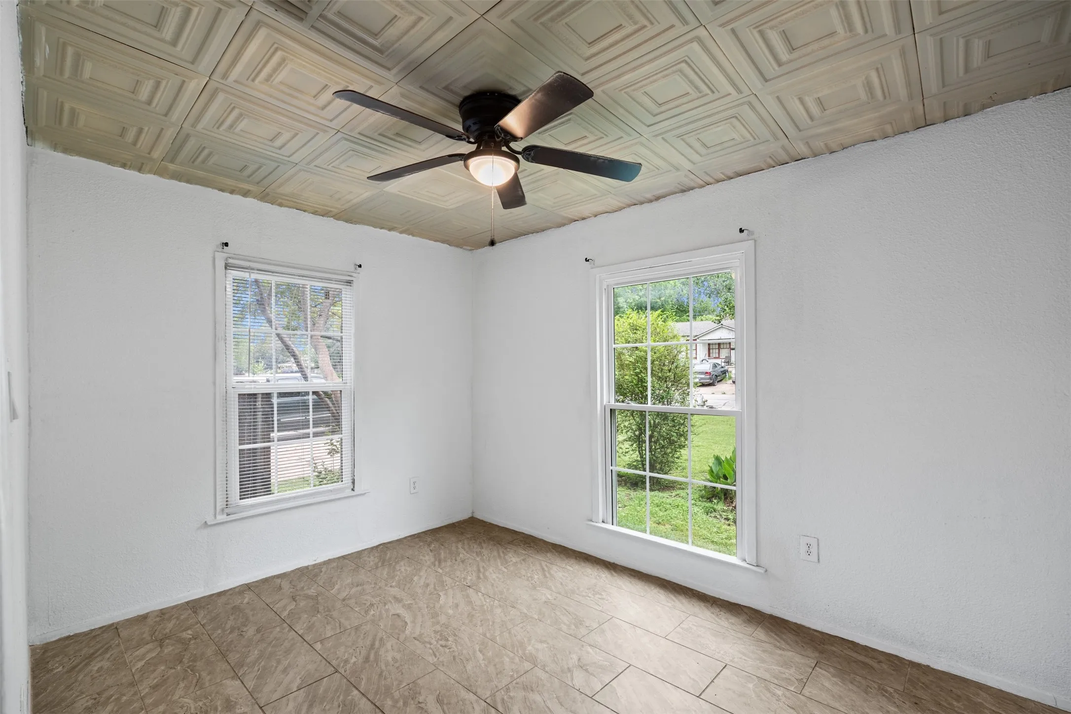 Single Family Residence For Sale in Tarrant County , 1800 Brook Hollow Drive, Fort Worth, Texas 76114, 3 Bedroom, 1 Bathroom, 1 Garage spaces, 1,251 Sqft, built in 1947, Price $245,000, mls#21240905, Real Estate Agent in Fort Worth, Homes For Sale in Tarrant county, Homes For Sale in Fort Worth, Realtor in Fort Worth Texas, Real Estate Brokerage Independent Realty Texas, Luminita Cordes Realtor