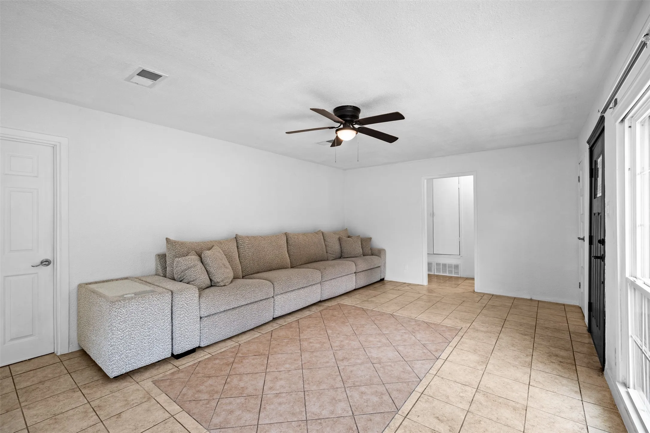 Single Family Residence For Sale in Tarrant County , 1800 Brook Hollow Drive, Fort Worth, Texas 76114, 3 Bedroom, 1 Bathroom, 1 Garage spaces, 1,251 Sqft, built in 1947, Price $245,000, mls#21240905, Real Estate Agent in Fort Worth, Homes For Sale in Tarrant county, Homes For Sale in Fort Worth, Realtor in Fort Worth Texas, Real Estate Brokerage Independent Realty Texas, Luminita Cordes Realtor