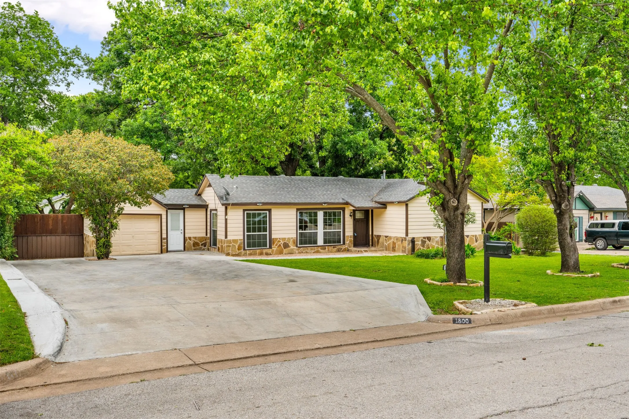 Single Family Residence For Sale in Tarrant County , 1800 Brook Hollow Drive, Fort Worth, Texas 76114, 3 Bedroom, 1 Bathroom, 1 Garage spaces, 1,251 Sqft, built in 1947, Price $245,000, mls#21240905, Real Estate Agent in Fort Worth, Homes For Sale in Tarrant county, Homes For Sale in Fort Worth, Realtor in Fort Worth Texas, Real Estate Brokerage Independent Realty Texas, Luminita Cordes Realtor