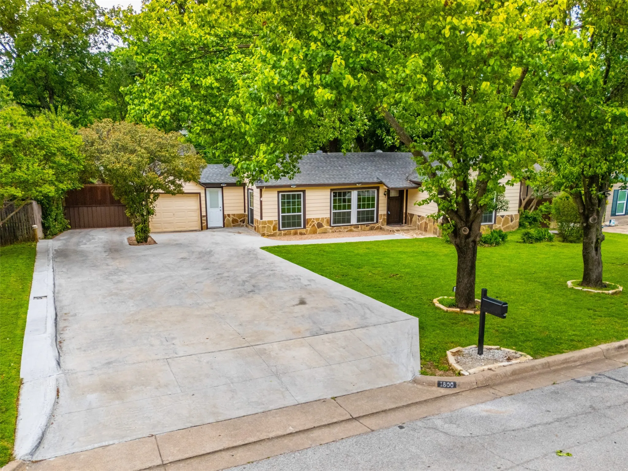 Single Family Residence For Sale in Tarrant County , 1800 Brook Hollow Drive, Fort Worth, Texas 76114, 3 Bedroom, 1 Bathroom, 1 Garage spaces, 1,251 Sqft, built in 1947, Price $245,000, mls#21240905, Real Estate Agent in Fort Worth, Homes For Sale in Tarrant county, Homes For Sale in Fort Worth, Realtor in Fort Worth Texas, Real Estate Brokerage Independent Realty Texas, Luminita Cordes Realtor
