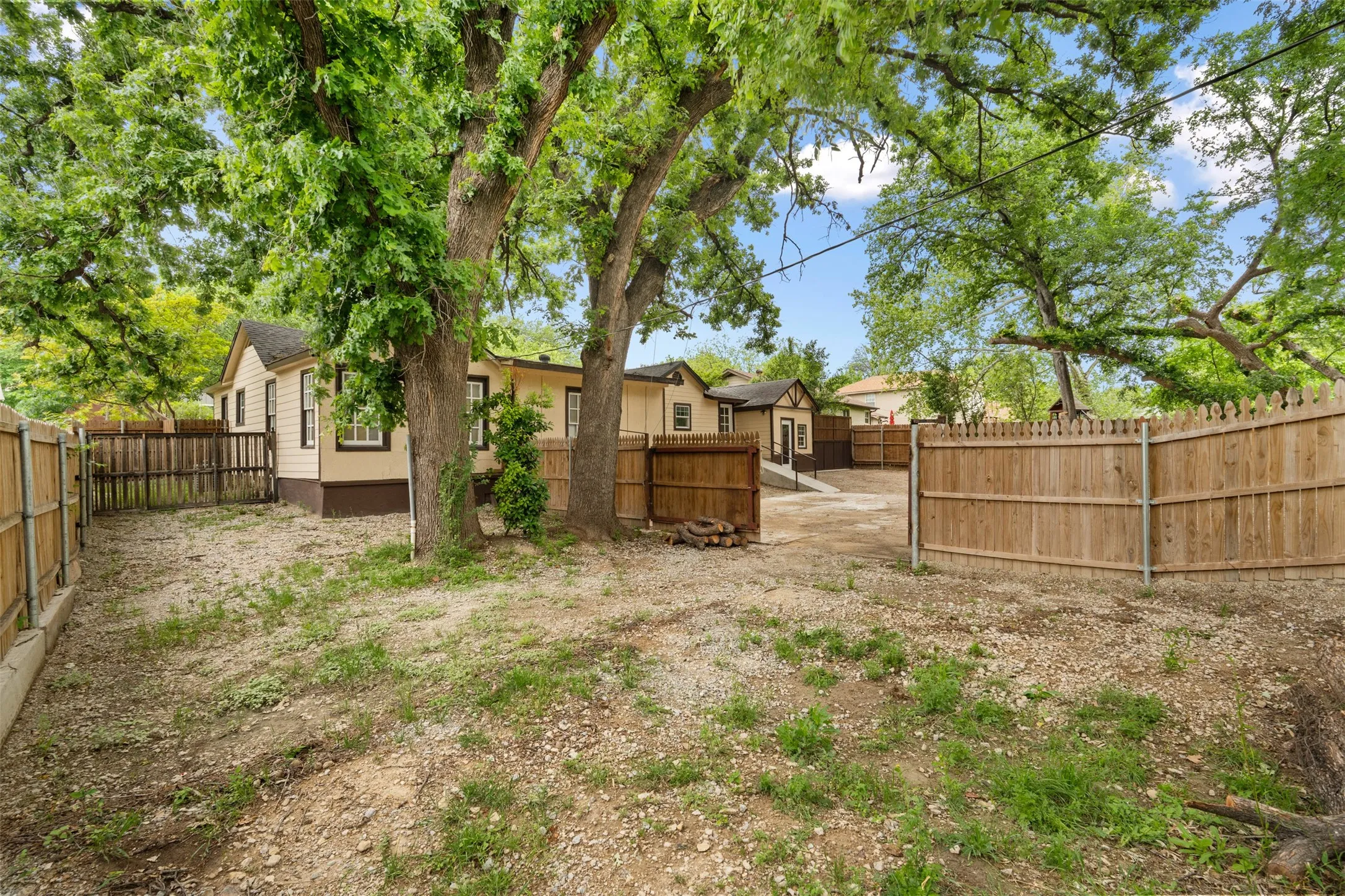 Single Family Residence For Sale in Tarrant County , 1800 Brook Hollow Drive, Fort Worth, Texas 76114, 3 Bedroom, 1 Bathroom, 1 Garage spaces, 1,251 Sqft, built in 1947, Price $245,000, mls#21240905, Real Estate Agent in Fort Worth, Homes For Sale in Tarrant county, Homes For Sale in Fort Worth, Realtor in Fort Worth Texas, Real Estate Brokerage Independent Realty Texas, Luminita Cordes Realtor