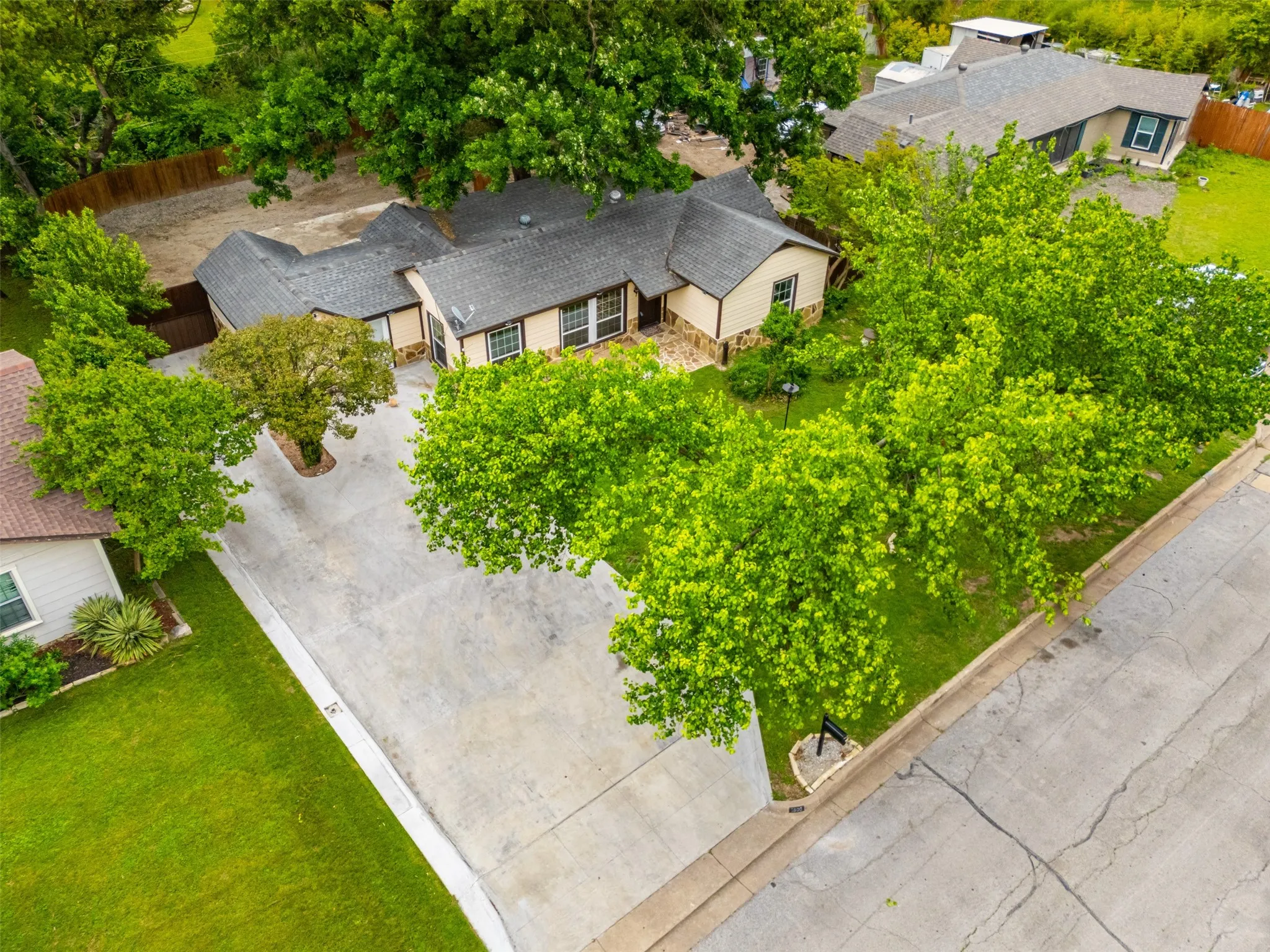 Single Family Residence For Sale in Tarrant County , 1800 Brook Hollow Drive, Fort Worth, Texas 76114, 3 Bedroom, 1 Bathroom, 1 Garage spaces, 1,251 Sqft, built in 1947, Price $245,000, mls#21240905, Real Estate Agent in Fort Worth, Homes For Sale in Tarrant county, Homes For Sale in Fort Worth, Realtor in Fort Worth Texas, Real Estate Brokerage Independent Realty Texas, Luminita Cordes Realtor