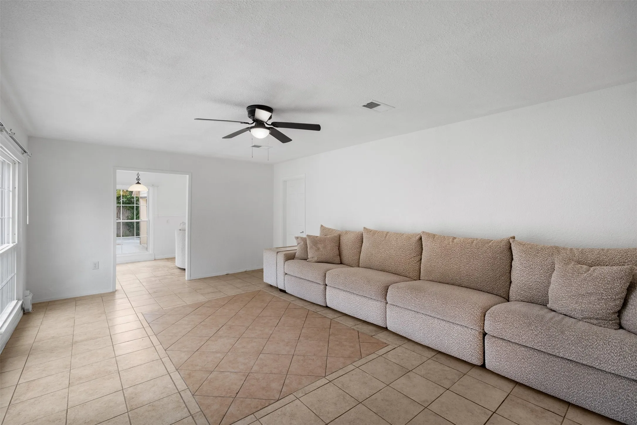 Single Family Residence For Sale in Tarrant County , 1800 Brook Hollow Drive, Fort Worth, Texas 76114, 3 Bedroom, 1 Bathroom, 1 Garage spaces, 1,251 Sqft, built in 1947, Price $245,000, mls#21240905, Real Estate Agent in Fort Worth, Homes For Sale in Tarrant county, Homes For Sale in Fort Worth, Realtor in Fort Worth Texas, Real Estate Brokerage Independent Realty Texas, Luminita Cordes Realtor