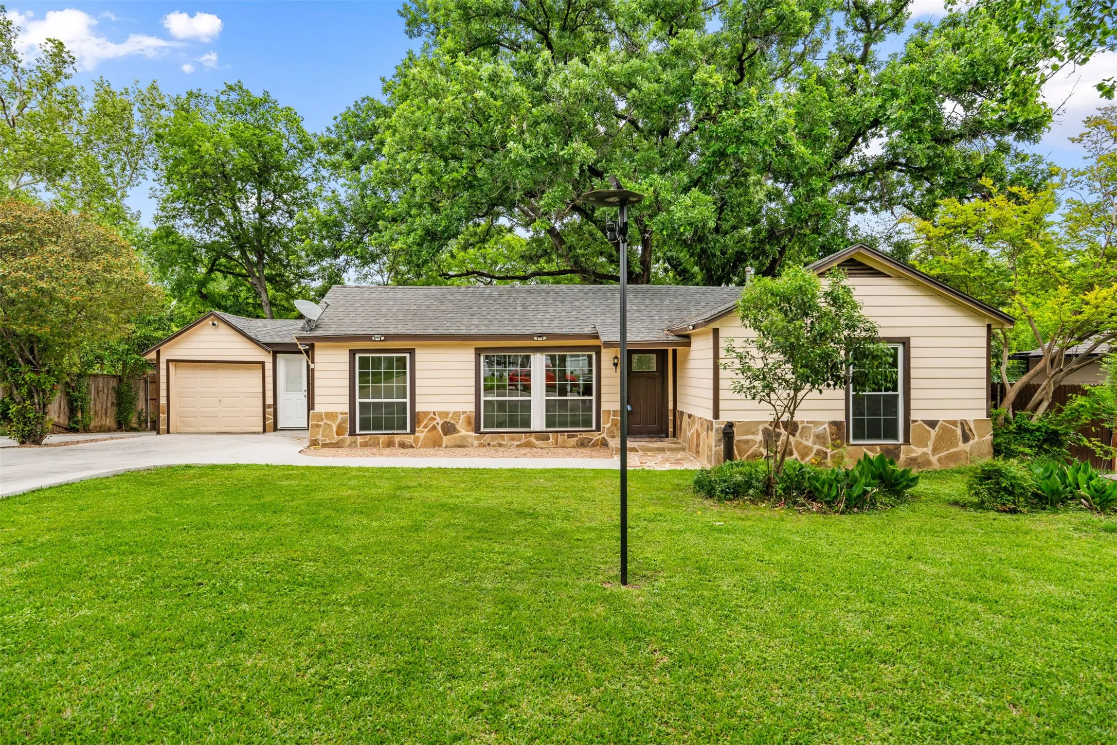 Single Family Residence For Sale in Tarrant County , 1800 Brook Hollow Drive, Fort Worth, Texas 76114, 3 Bedroom, 1 Bathroom, 1 Garage spaces, 1,251 Sqft, built in 1947, Price $245,000, mls#21240905, Real Estate Agent in Fort Worth, Homes For Sale in Tarrant county, Homes For Sale in Fort Worth, Realtor in Fort Worth Texas, Real Estate Brokerage Independent Realty Texas, Luminita Cordes Realtor