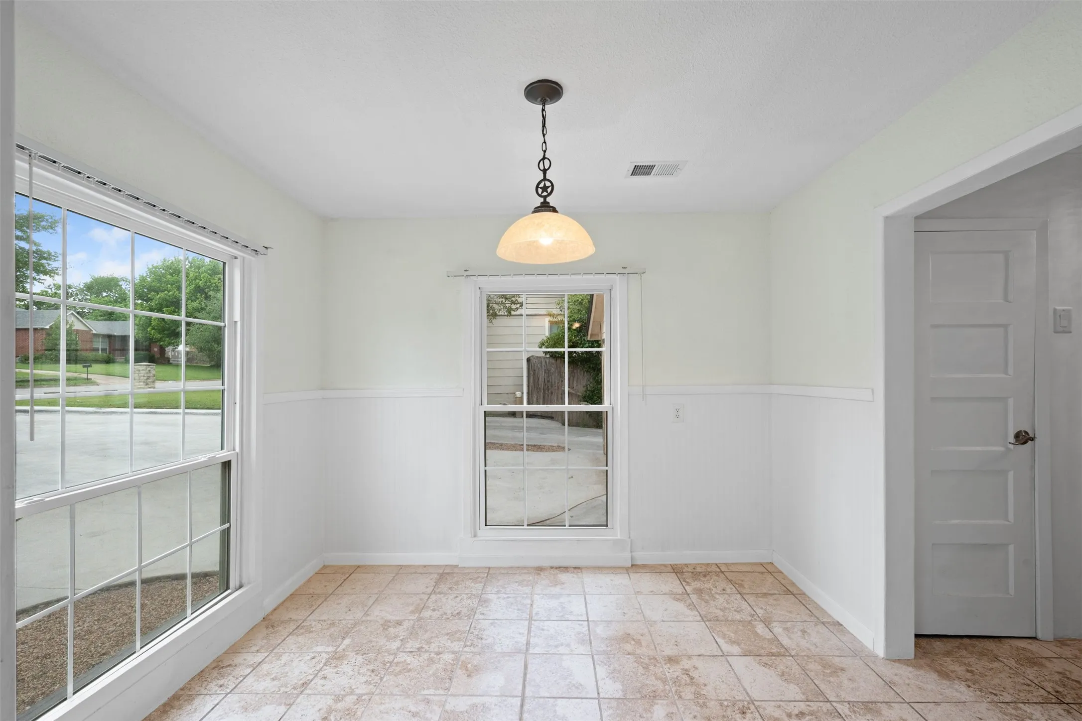 Single Family Residence For Sale in Tarrant County , 1800 Brook Hollow Drive, Fort Worth, Texas 76114, 3 Bedroom, 1 Bathroom, 1 Garage spaces, 1,251 Sqft, built in 1947, Price $245,000, mls#21240905, Real Estate Agent in Fort Worth, Homes For Sale in Tarrant county, Homes For Sale in Fort Worth, Realtor in Fort Worth Texas, Real Estate Brokerage Independent Realty Texas, Luminita Cordes Realtor