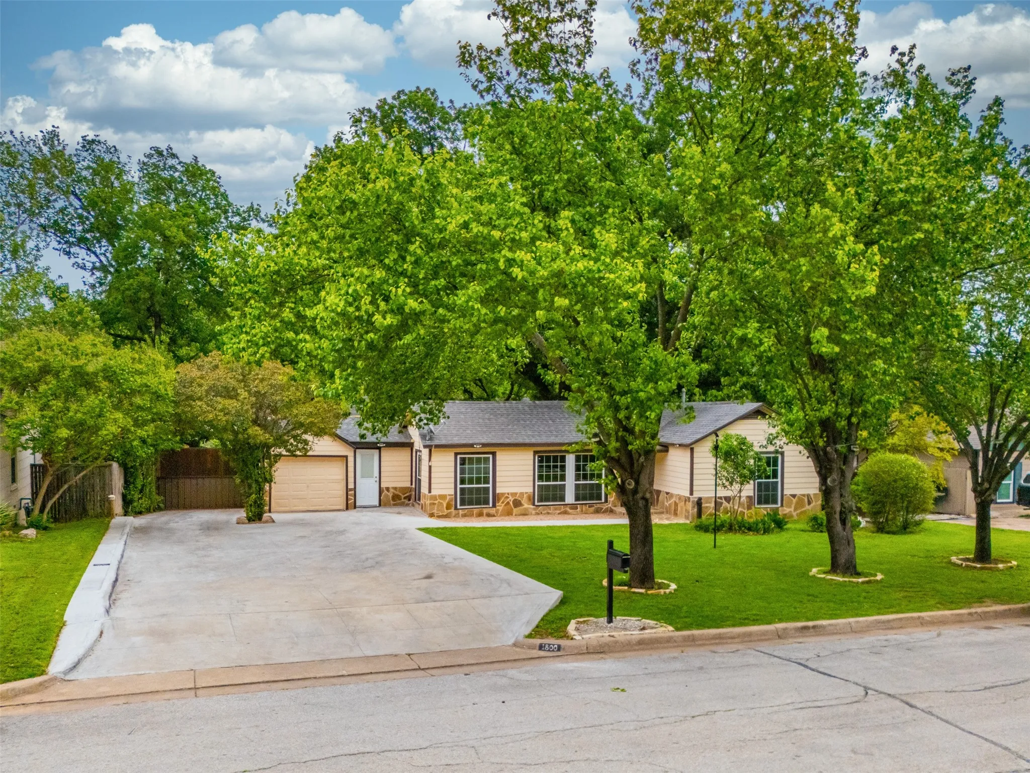 Single Family Residence For Sale in Tarrant County , 1800 Brook Hollow Drive, Fort Worth, Texas 76114, 3 Bedroom, 1 Bathroom, 1 Garage spaces, 1,251 Sqft, built in 1947, Price $245,000, mls#21240905, Real Estate Agent in Fort Worth, Homes For Sale in Tarrant county, Homes For Sale in Fort Worth, Realtor in Fort Worth Texas, Real Estate Brokerage Independent Realty Texas, Luminita Cordes Realtor