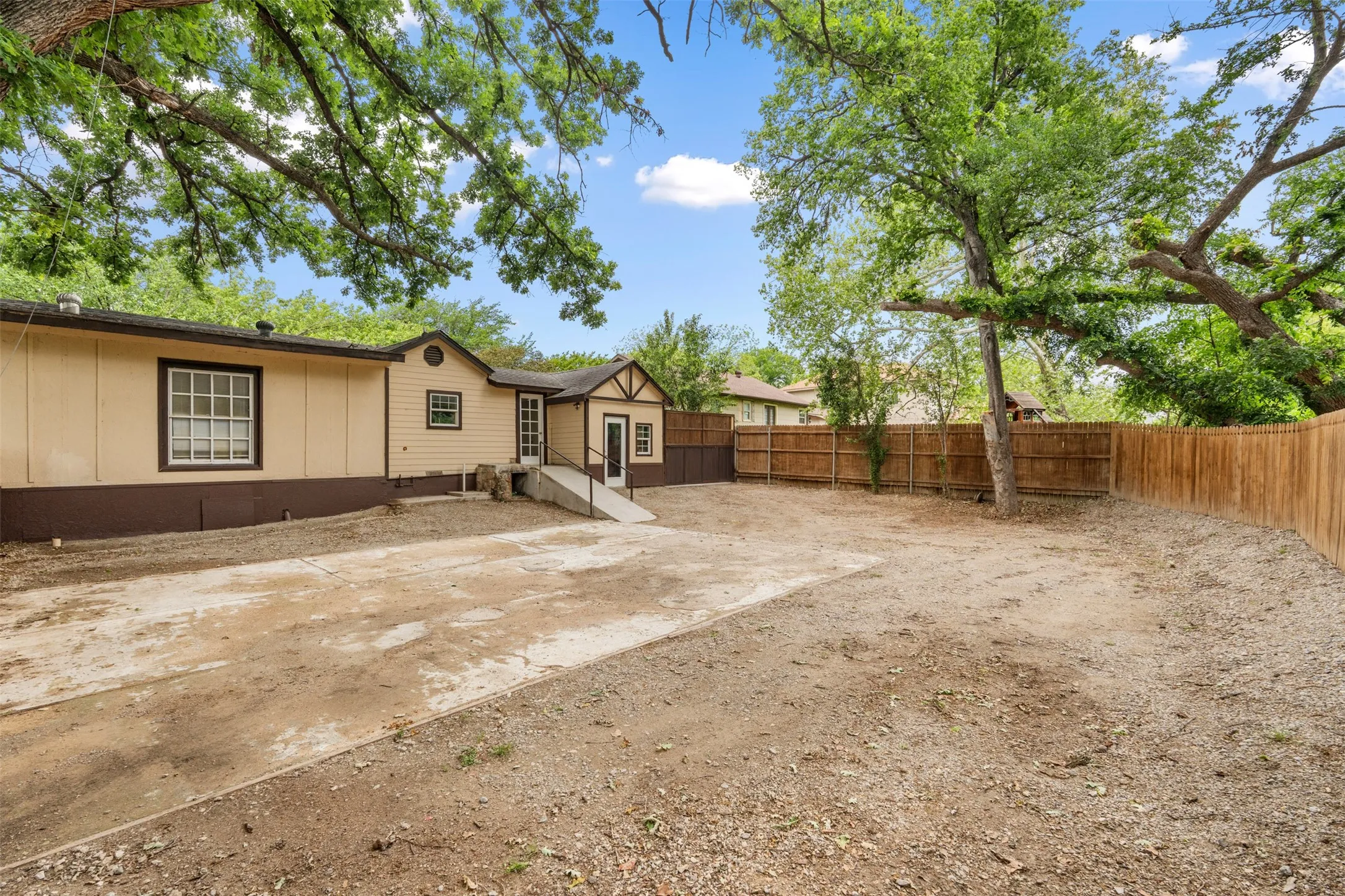 Single Family Residence For Sale in Tarrant County , 1800 Brook Hollow Drive, Fort Worth, Texas 76114, 3 Bedroom, 1 Bathroom, 1 Garage spaces, 1,251 Sqft, built in 1947, Price $245,000, mls#21240905, Real Estate Agent in Fort Worth, Homes For Sale in Tarrant county, Homes For Sale in Fort Worth, Realtor in Fort Worth Texas, Real Estate Brokerage Independent Realty Texas, Luminita Cordes Realtor