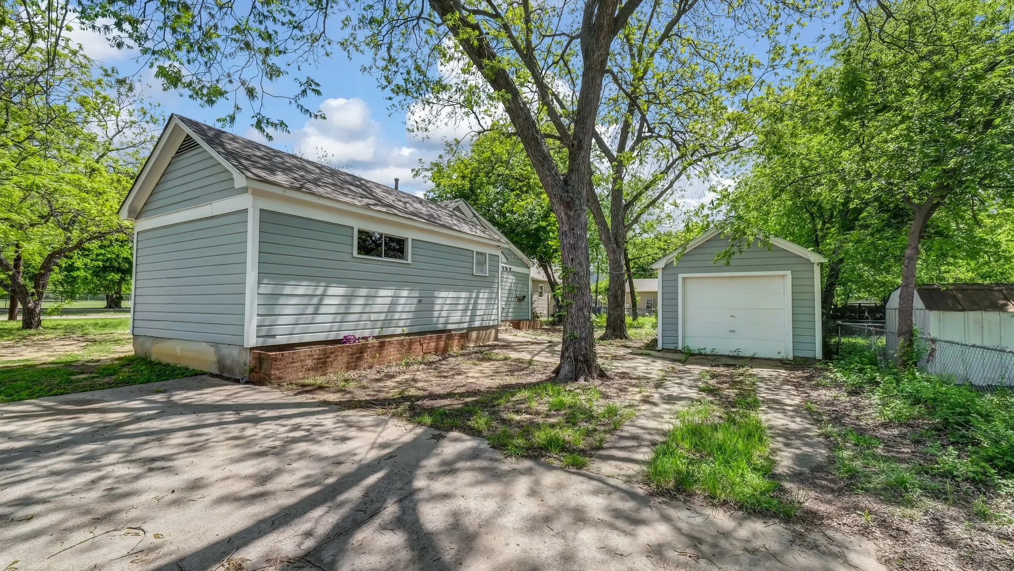 Single Family Residence For Sale in Palo Pinto County , 1715 N Oak Avenue, Mineral Wells, Texas 76067, 3 Bedroom, 2 Bathroom, 1 Garage spaces, 1,572 Sqft, built in 1940, mls#21240883, Real Estate Agent in Mineral Wells, Homes For Sale in Palo Pinto county, Homes For Sale in Mineral Wells, Realtor in Mineral Wells Texas, Real Estate Brokerage Independent Realty Texas, Luminita Cordes Realtor
