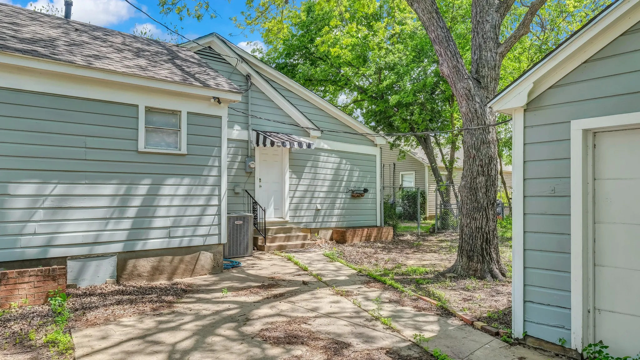 Single Family Residence For Sale in Palo Pinto County , 1715 N Oak Avenue, Mineral Wells, Texas 76067, 3 Bedroom, 2 Bathroom, 1 Garage spaces, 1,572 Sqft, built in 1940, mls#21240883, Real Estate Agent in Mineral Wells, Homes For Sale in Palo Pinto county, Homes For Sale in Mineral Wells, Realtor in Mineral Wells Texas, Real Estate Brokerage Independent Realty Texas, Luminita Cordes Realtor