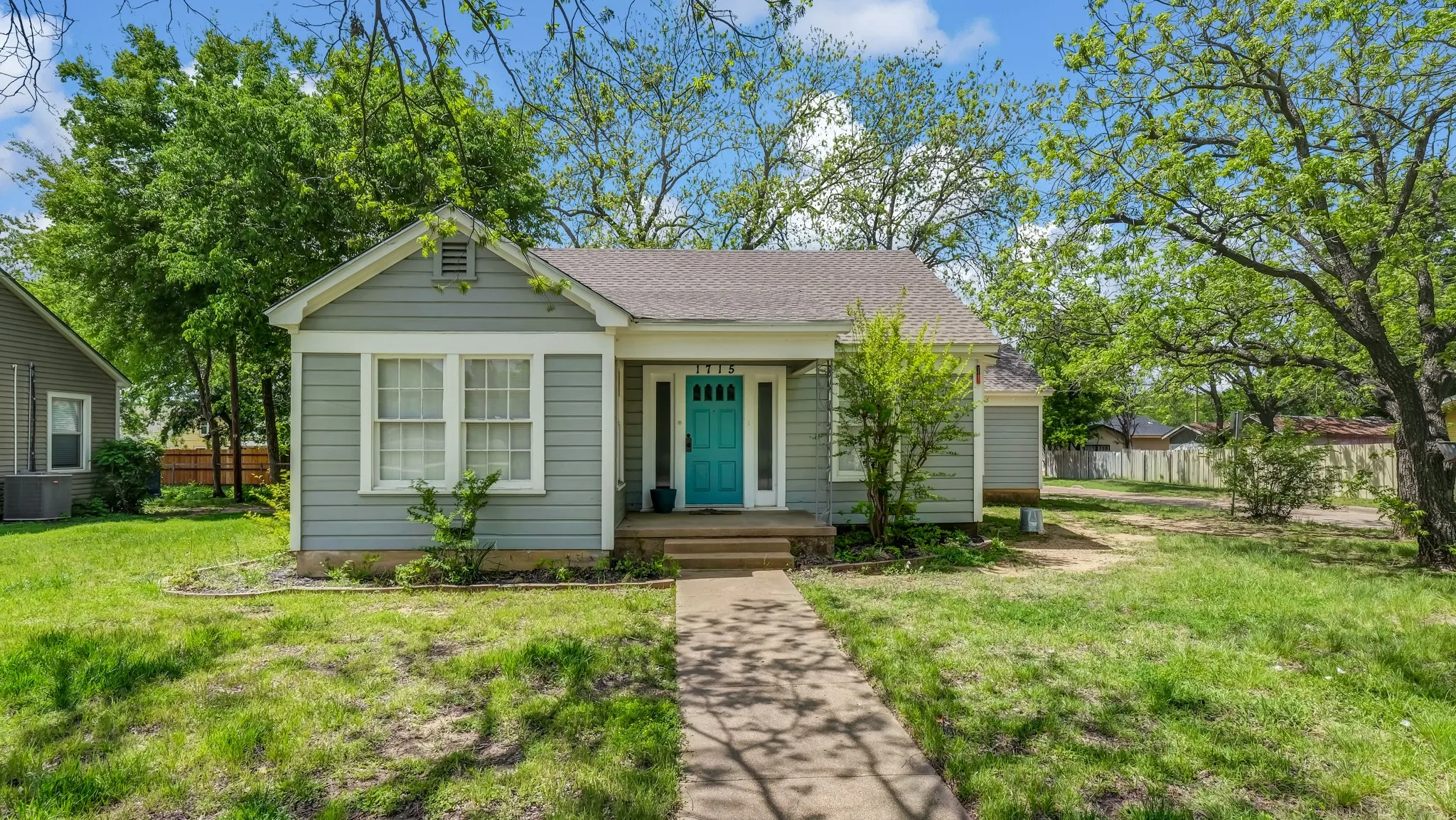 Single Family Residence For Sale in Palo Pinto County , 1715 N Oak Avenue, Mineral Wells, Texas 76067, 3 Bedroom, 2 Bathroom, 1 Garage spaces, 1,572 Sqft, built in 1940, mls#21240883, Real Estate Agent in Mineral Wells, Homes For Sale in Palo Pinto county, Homes For Sale in Mineral Wells, Realtor in Mineral Wells Texas, Real Estate Brokerage Independent Realty Texas, Luminita Cordes Realtor