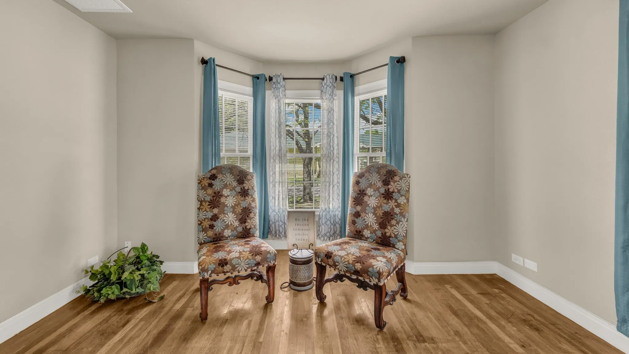 Single Family Residence For Sale in Palo Pinto County , 1715 N Oak Avenue, Mineral Wells, Texas 76067, 3 Bedroom, 2 Bathroom, 1 Garage spaces, 1,572 Sqft, built in 1940, mls#21240883, Real Estate Agent in Mineral Wells, Homes For Sale in Palo Pinto county, Homes For Sale in Mineral Wells, Realtor in Mineral Wells Texas, Real Estate Brokerage Independent Realty Texas, Luminita Cordes Realtor