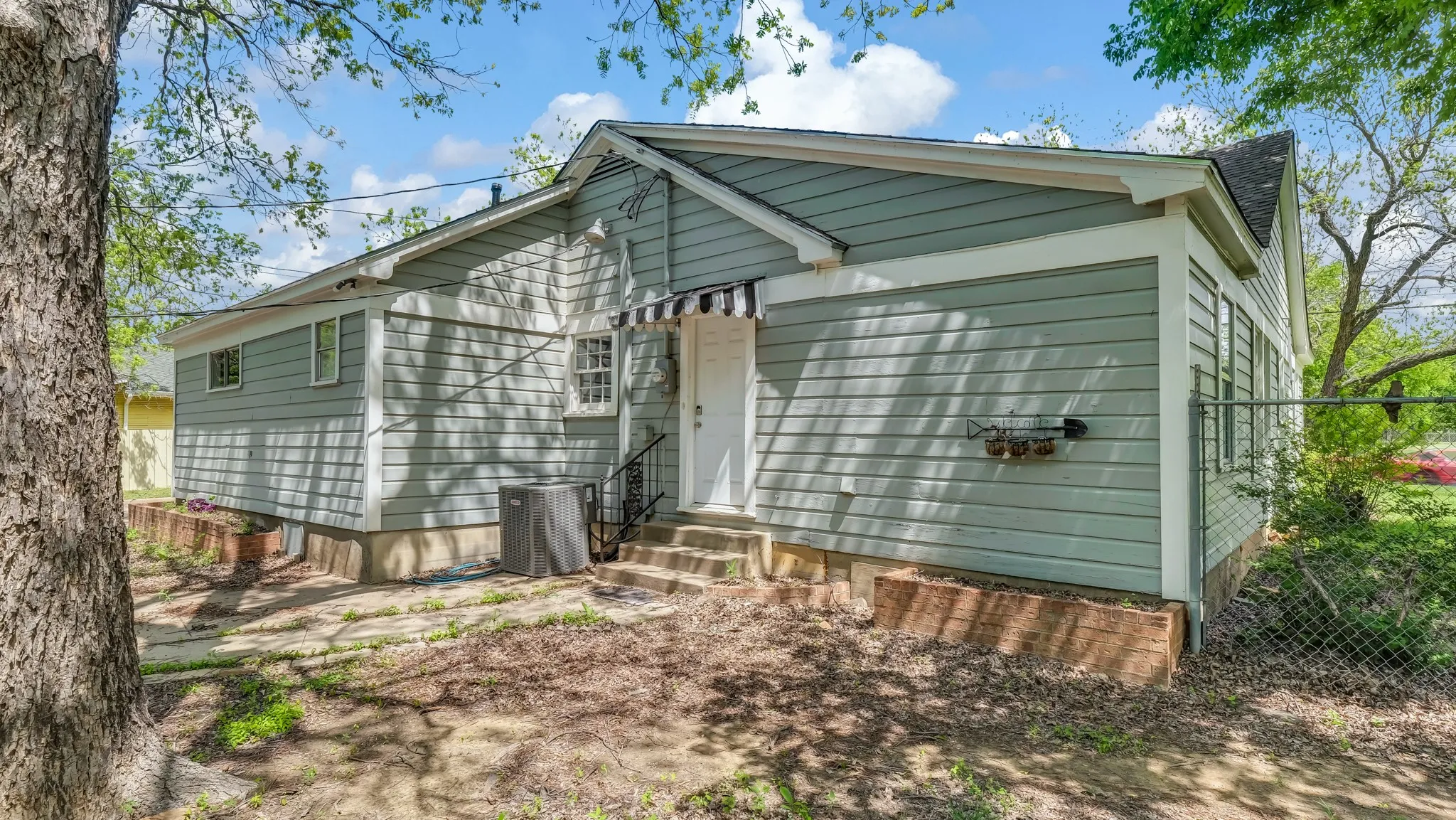 Single Family Residence For Sale in Palo Pinto County , 1715 N Oak Avenue, Mineral Wells, Texas 76067, 3 Bedroom, 2 Bathroom, 1 Garage spaces, 1,572 Sqft, built in 1940, mls#21240883, Real Estate Agent in Mineral Wells, Homes For Sale in Palo Pinto county, Homes For Sale in Mineral Wells, Realtor in Mineral Wells Texas, Real Estate Brokerage Independent Realty Texas, Luminita Cordes Realtor