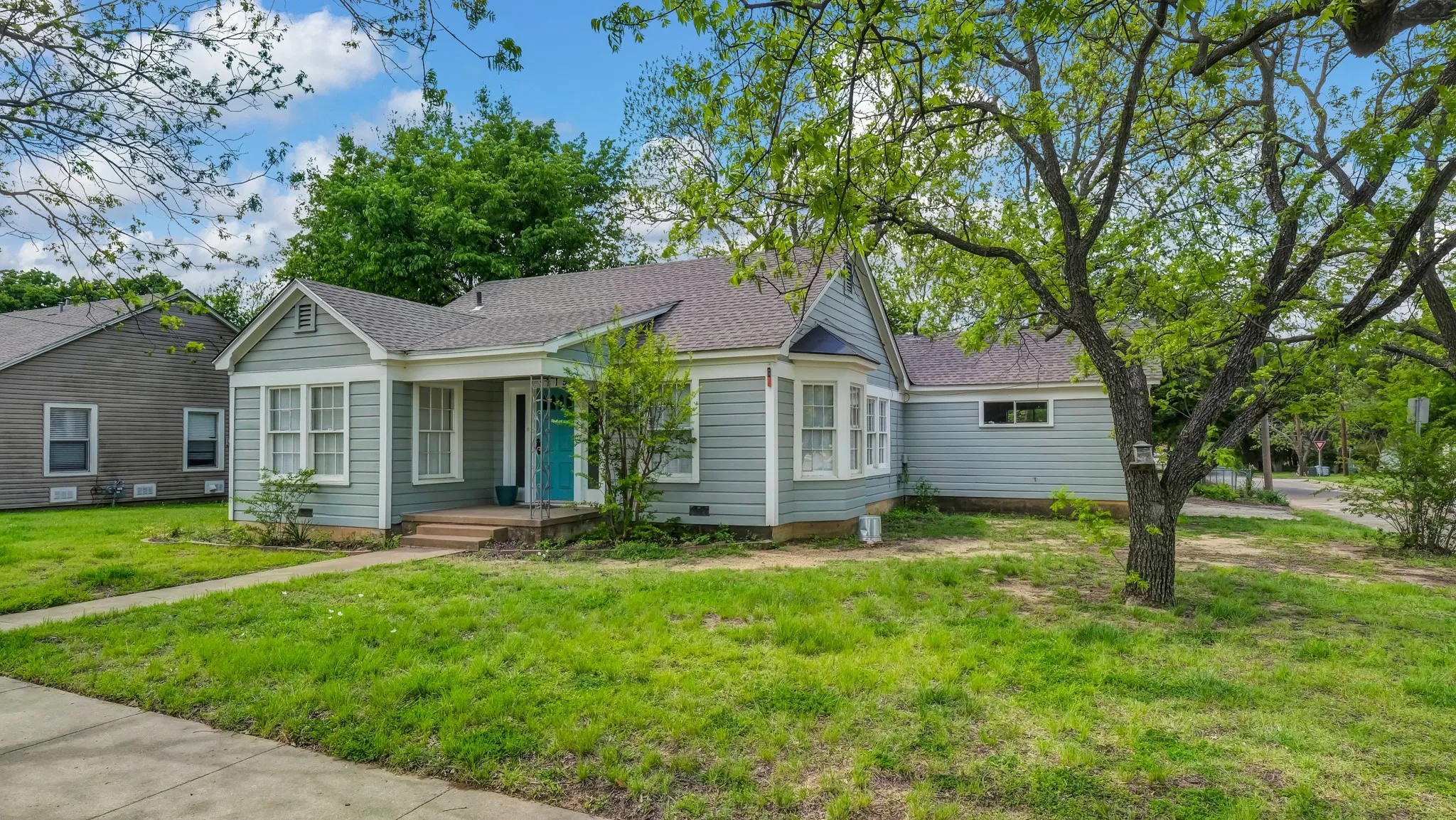 Single Family Residence For Sale in Palo Pinto County , 1715 N Oak Avenue, Mineral Wells, Texas 76067, 3 Bedroom, 2 Bathroom, 1 Garage spaces, 1,572 Sqft, built in 1940, mls#21240883, Real Estate Agent in Mineral Wells, Homes For Sale in Palo Pinto county, Homes For Sale in Mineral Wells, Realtor in Mineral Wells Texas, Real Estate Brokerage Independent Realty Texas, Luminita Cordes Realtor